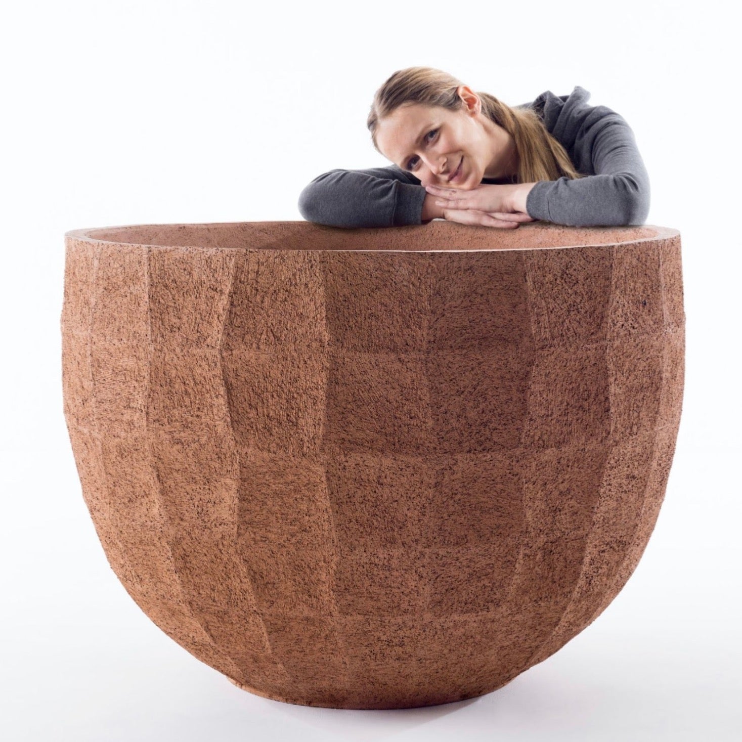 Das UT Pflanzgefäß von Atelier Vierkant ist ein robustes und kunstvoll gestaltetes Gefäß aus frostfestem Ton. Perfekt für den Garten, Terrasse oder Innenräume.
Erhältlich in drei Größen (80 cm, 100 cm, 120 cm), bietet das UT Gefäß eine ideale Lösung für die Bepflanzung von Sträuchern und großen Pflanzen.
Die Oberfläche des Pflanzgefäßes zeigt eine natürliche Tonstruktur, die sich harmonisch in jede Umgebung einfügt und gleichzeitig sehr witterungsbeständig ist.