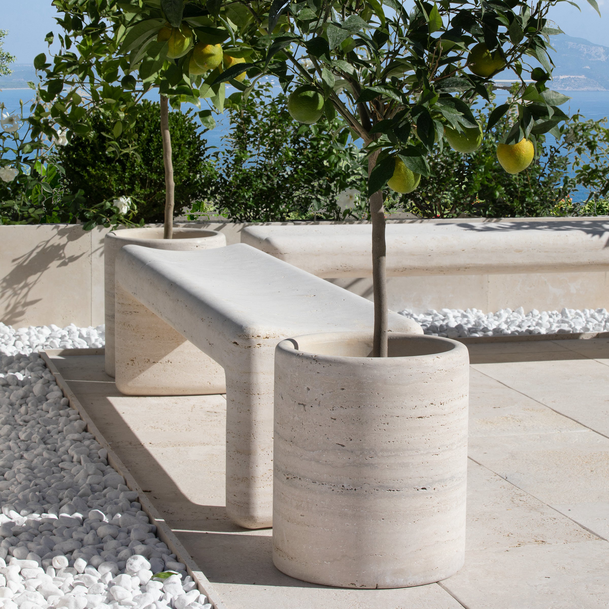 Die Oberfläche des Pflanzgefäßes LAPIS By VELTHA® zeigt natürliche Maserungen des Steins, die das Design abrunden.