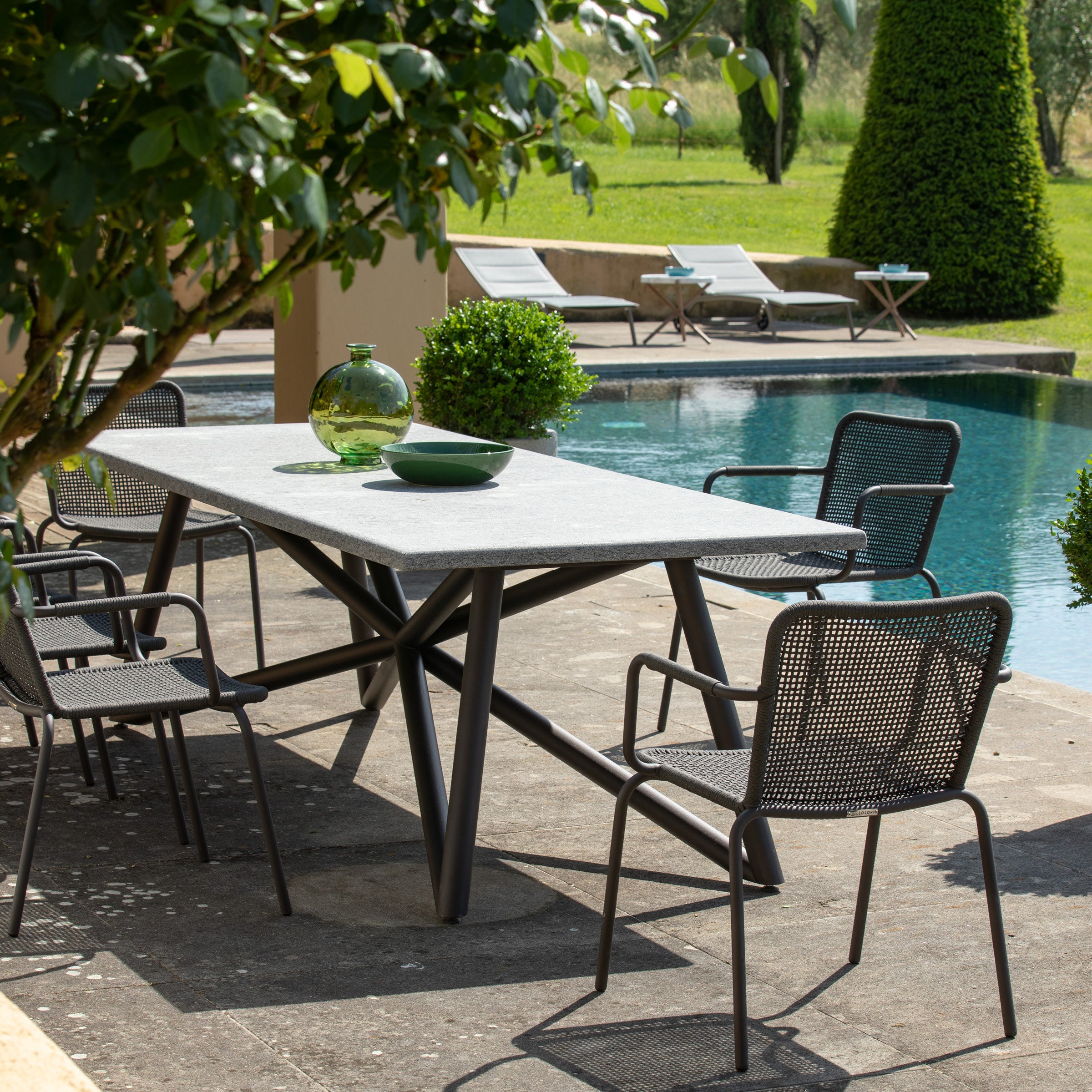 Dieser Tisch hat eine rechteckige Form und besteht aus einer Marmorplatte und einem stabilen Stahlrahmen.