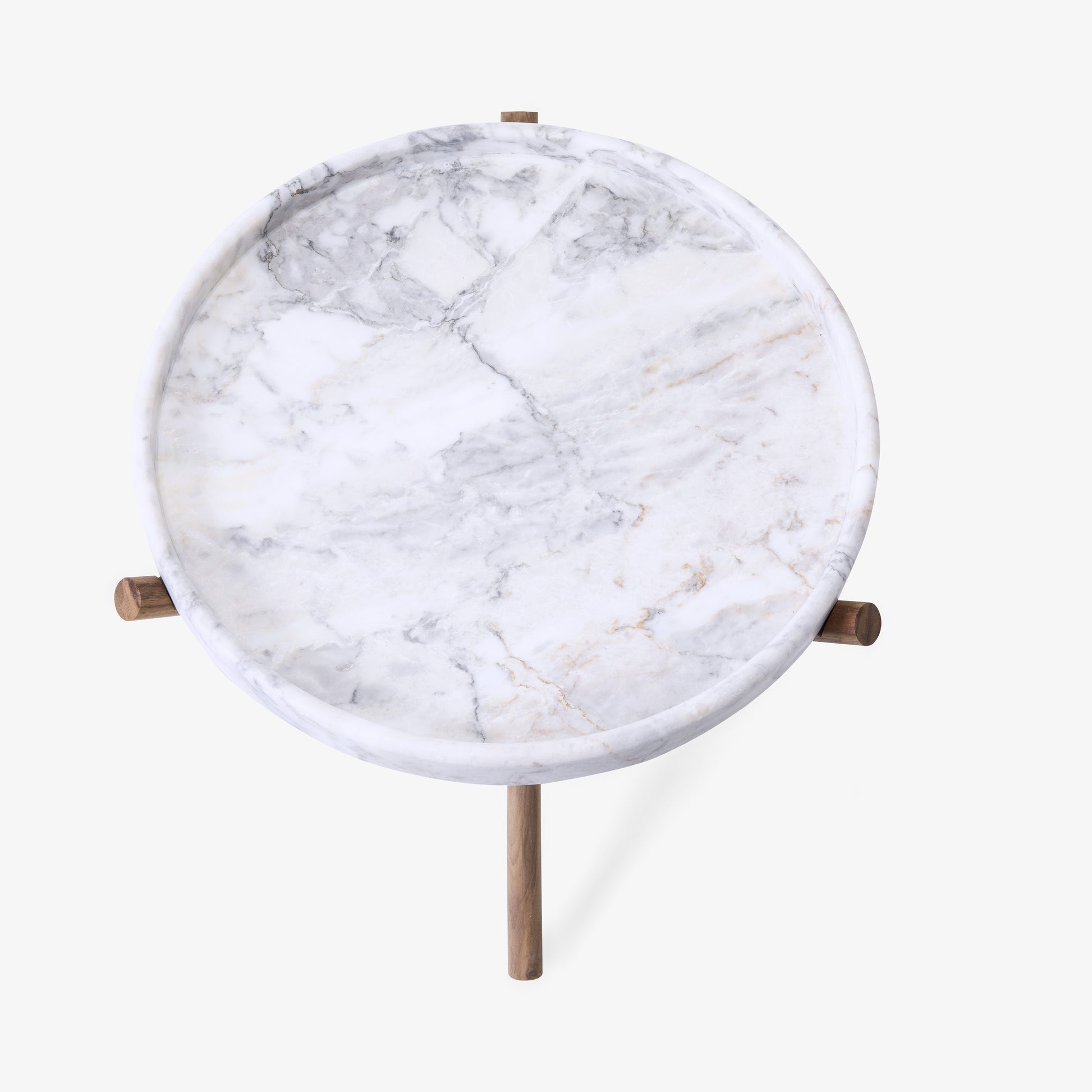 Die Tischplatte ist aus weißem Carrara-Marmor mit einer polierten Oberfläche, die das Licht auf wunderschöne Weise reflektiert.