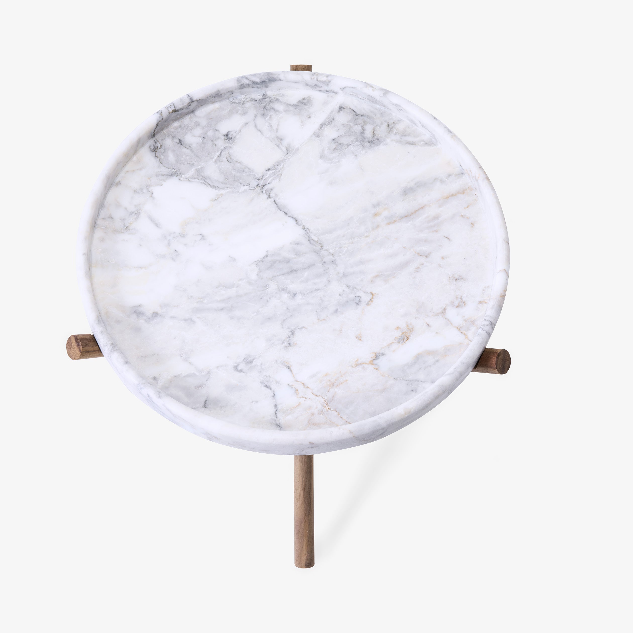 Die Tischplatte ist aus weißem Carrara-Marmor mit einer polierten Oberfläche, die das Licht auf wunderschöne Weise reflektiert.