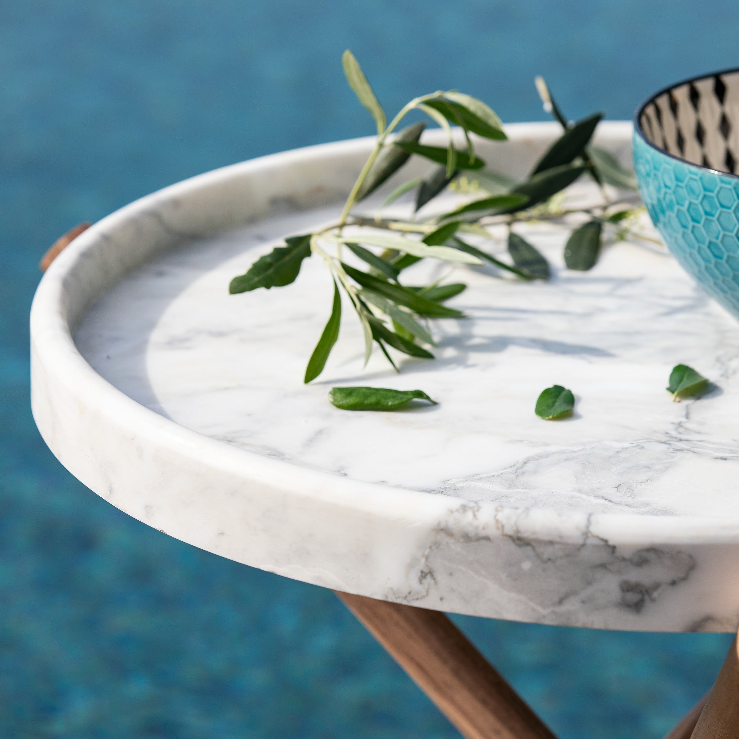 LASE By VELTHA® – Eleganter Beistelltisch aus Walnussholz und Carrara-Marmor