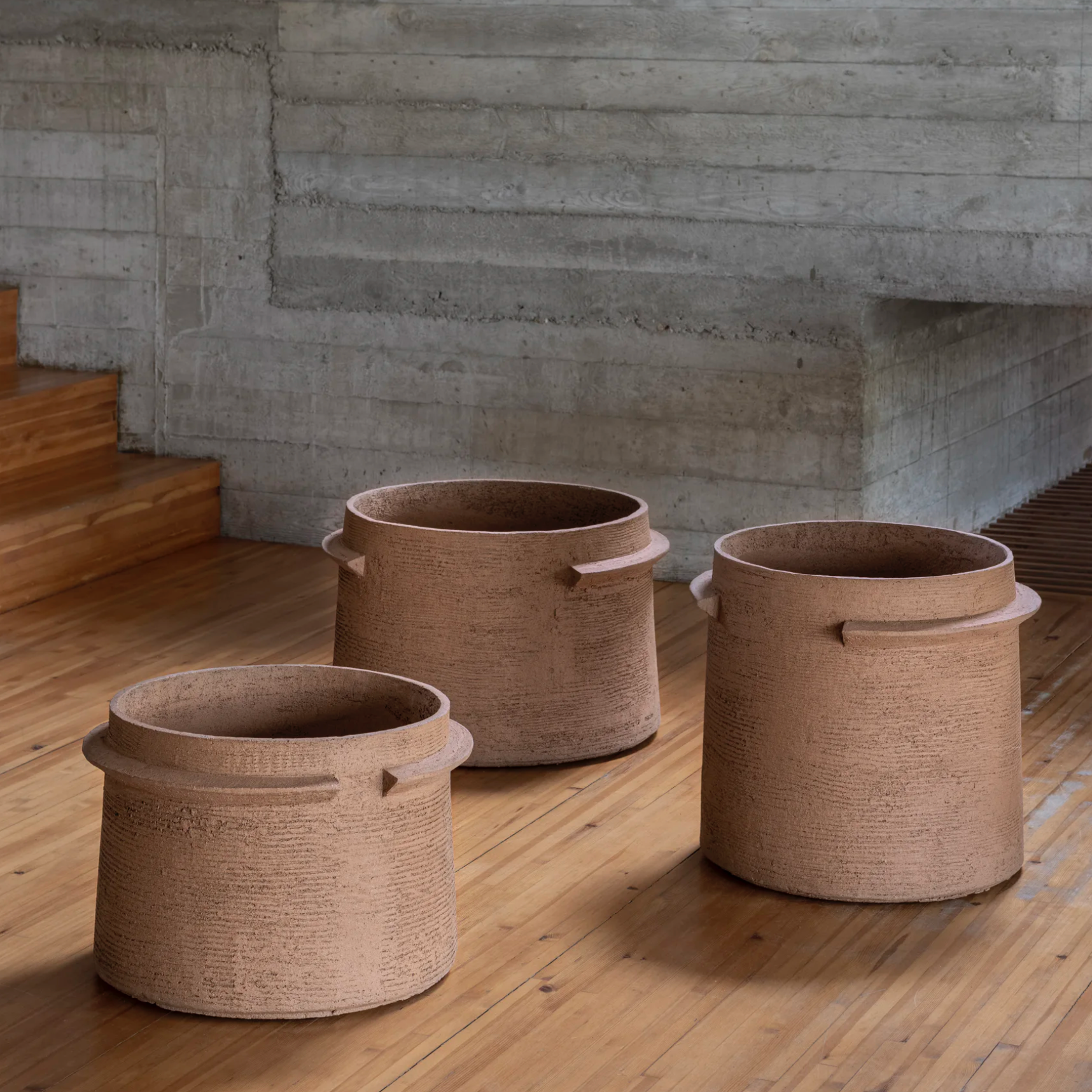 Die Farbe und Textur des Gefäßes sind klassisch und harmonisch, was es ideal für moderne und traditionelle Gärten macht.