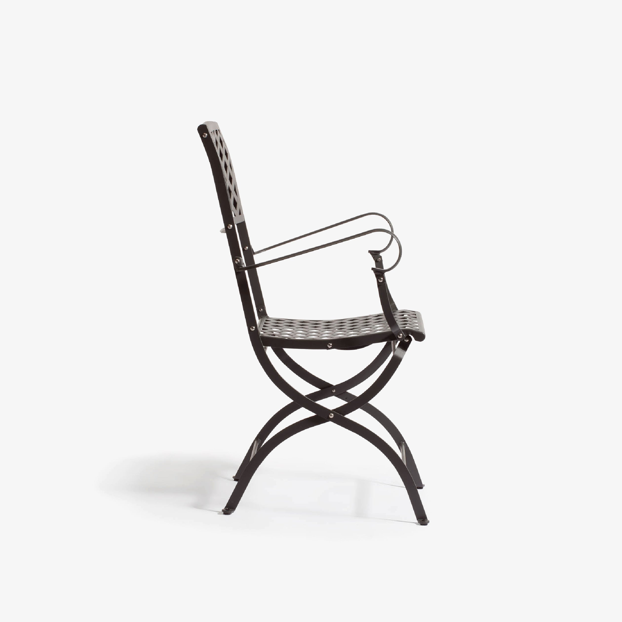 Der Stuhl besteht aus verzinktem Stahl mit einer Pulverbeschichtung für lange Haltbarkeit.
