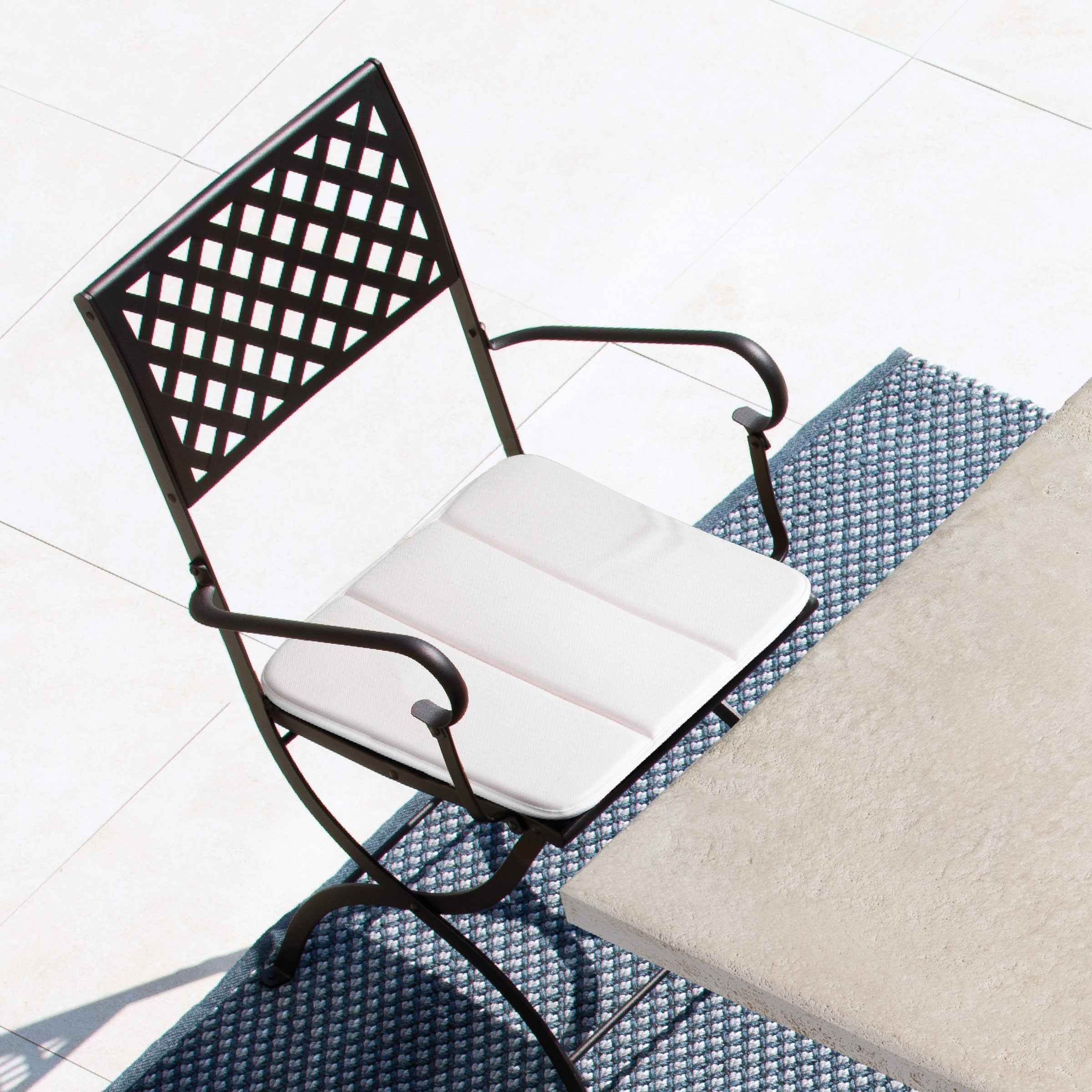 Der Motus By VELTHA® Gartenstuhl ist ein faltbarer Stuhl mit Armlehnen, ideal für den Außenbereich.
