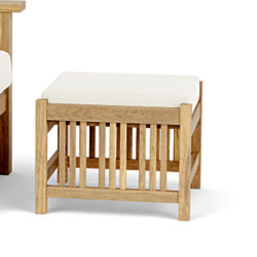 Der Hocker hat eine quadratische Form mit markanten vertikalen Linien.