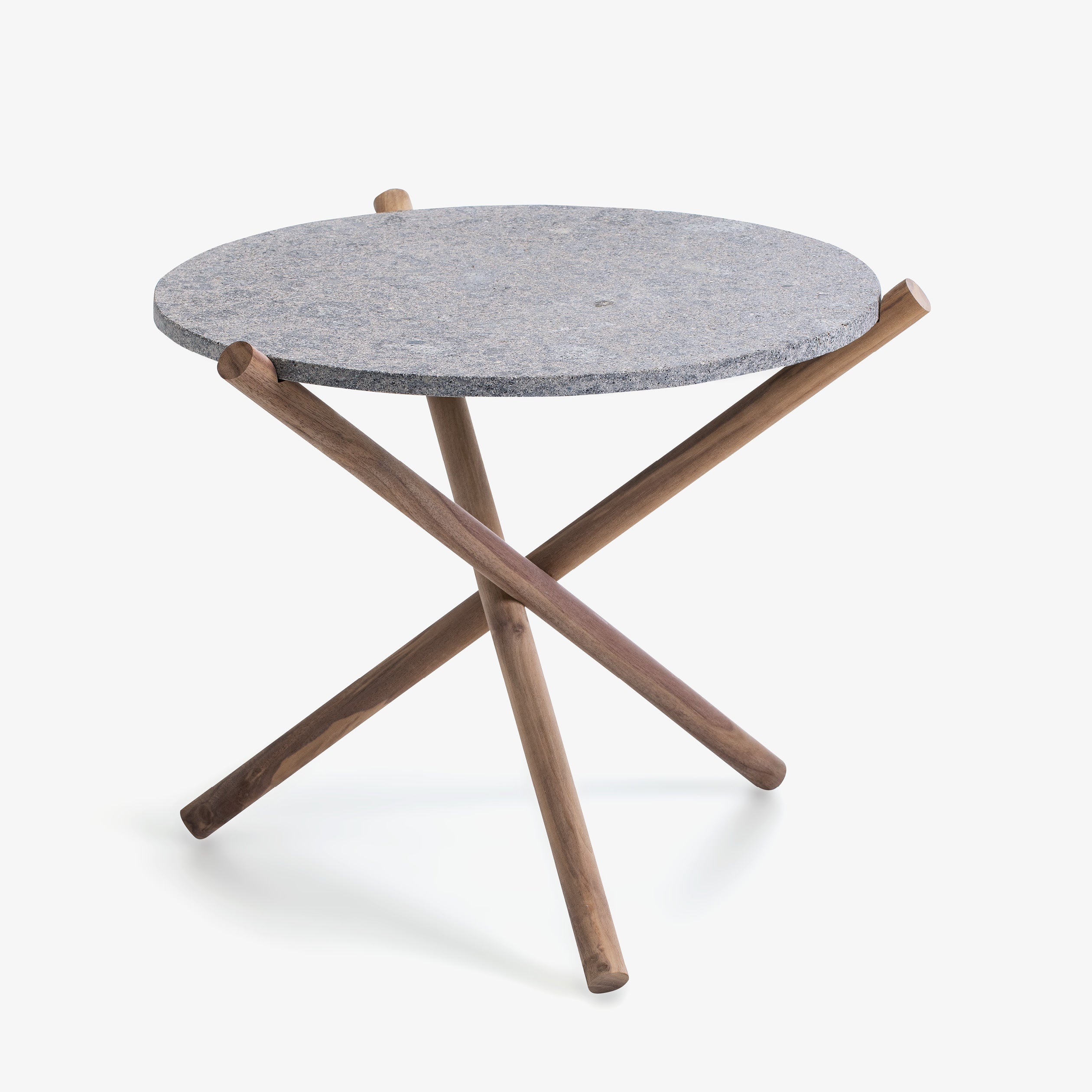 Der NATURAM Beistelltisch kombiniert eine kreisförmige Steinplatte mit einem stabilen Holzgestell, ideal für vielfältige Wohnbereiche.