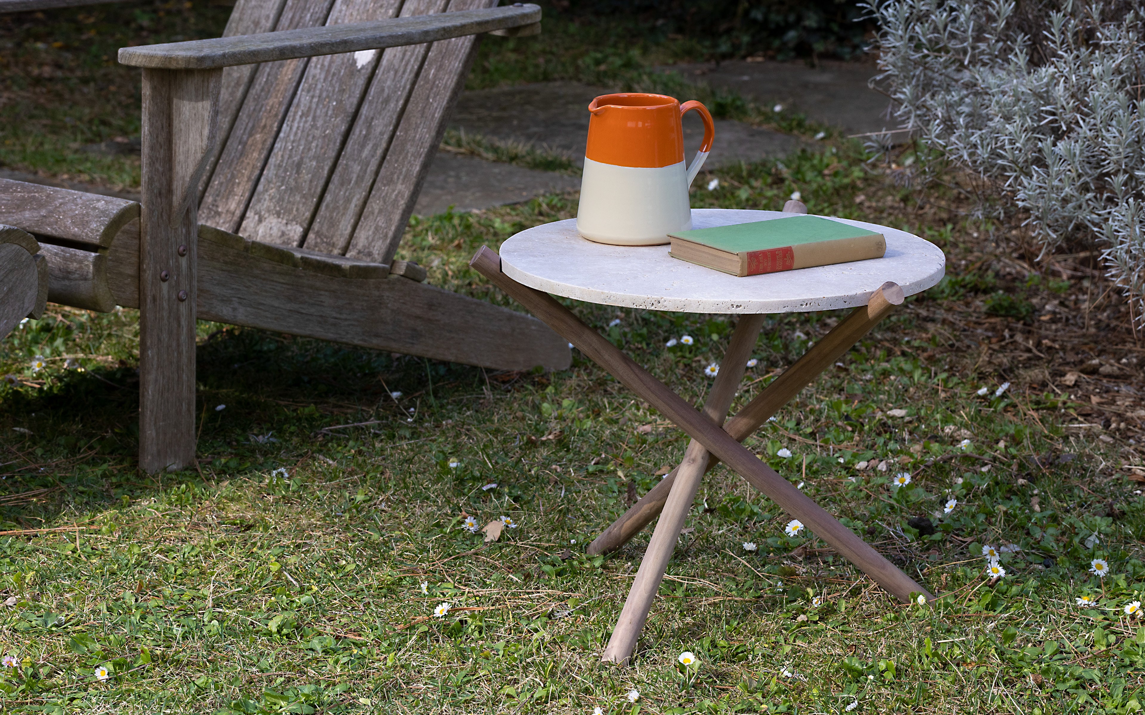 NATURAM By VELTHA® – Runder Beistelltisch aus Canaletto Walnussholz, Travertin und Peperino