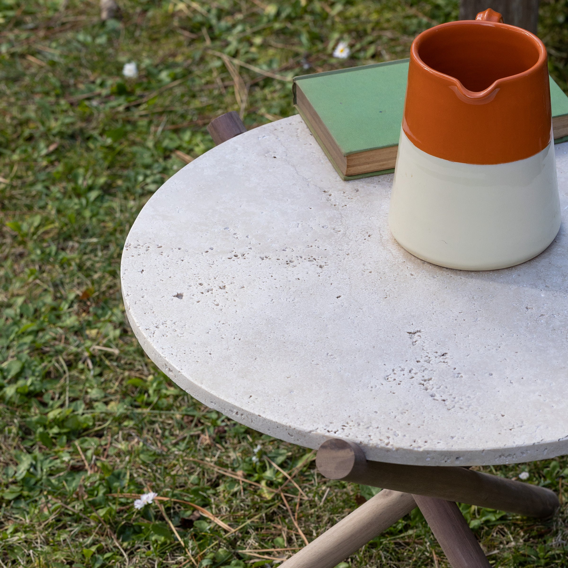 NATURAM By VELTHA® – Runder Beistelltisch aus Canaletto Walnussholz, Travertin und Peperino