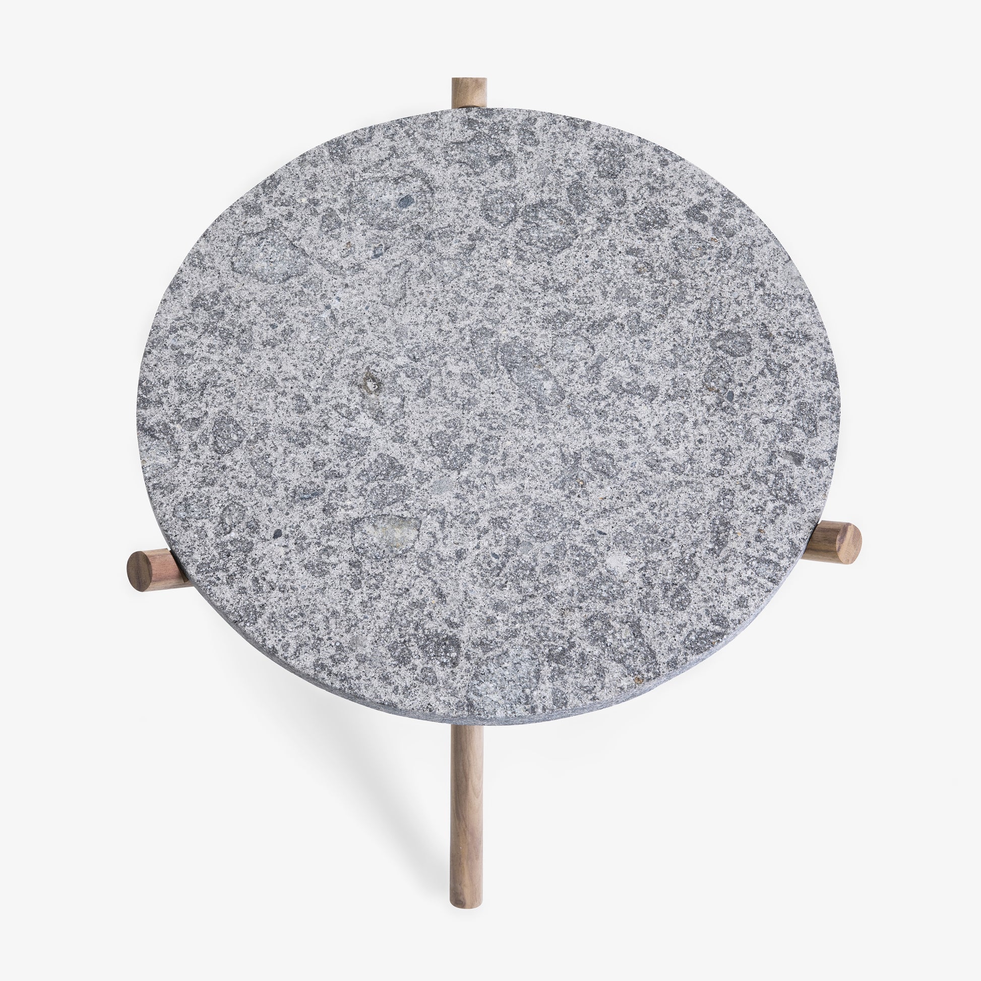 Die Tischplatte aus Peperino oder Travertin ist abnehmbar und kann auch als elegantes Tablett verwendet werden.