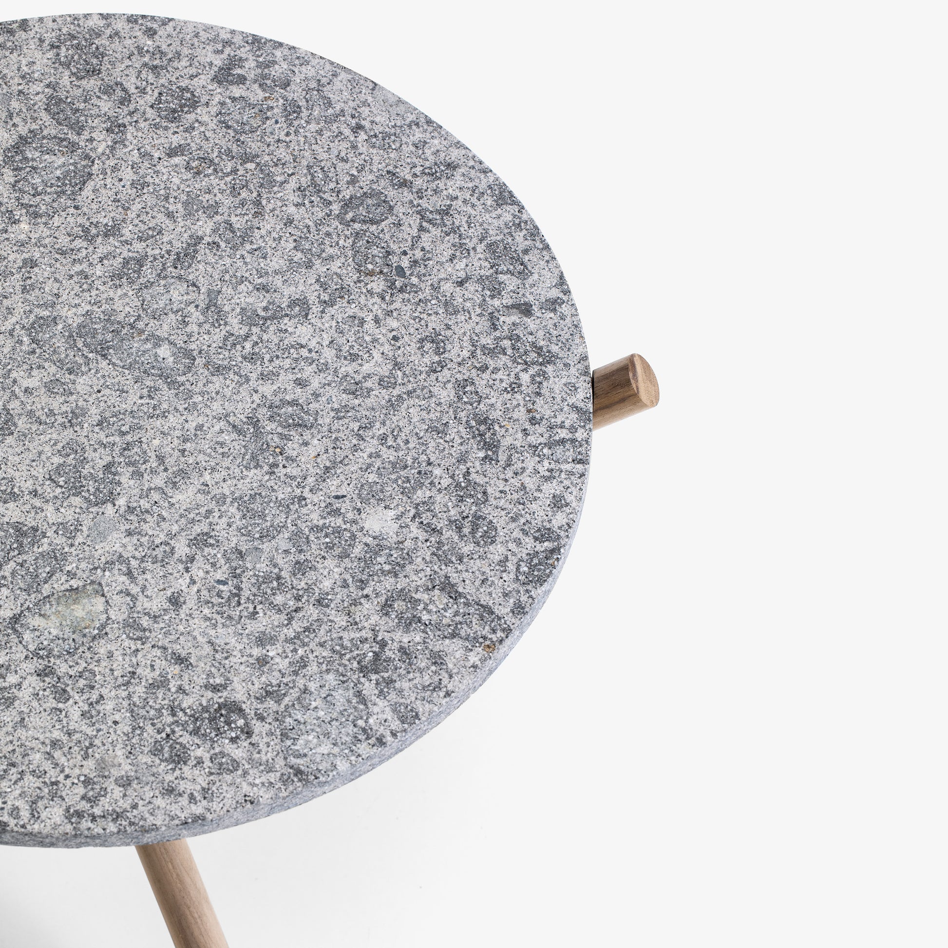 Der robuste Holzboden besteht aus drei ineinandergreifenden Walnussholzleisten, die dem Tisch Stabilität verleihen.