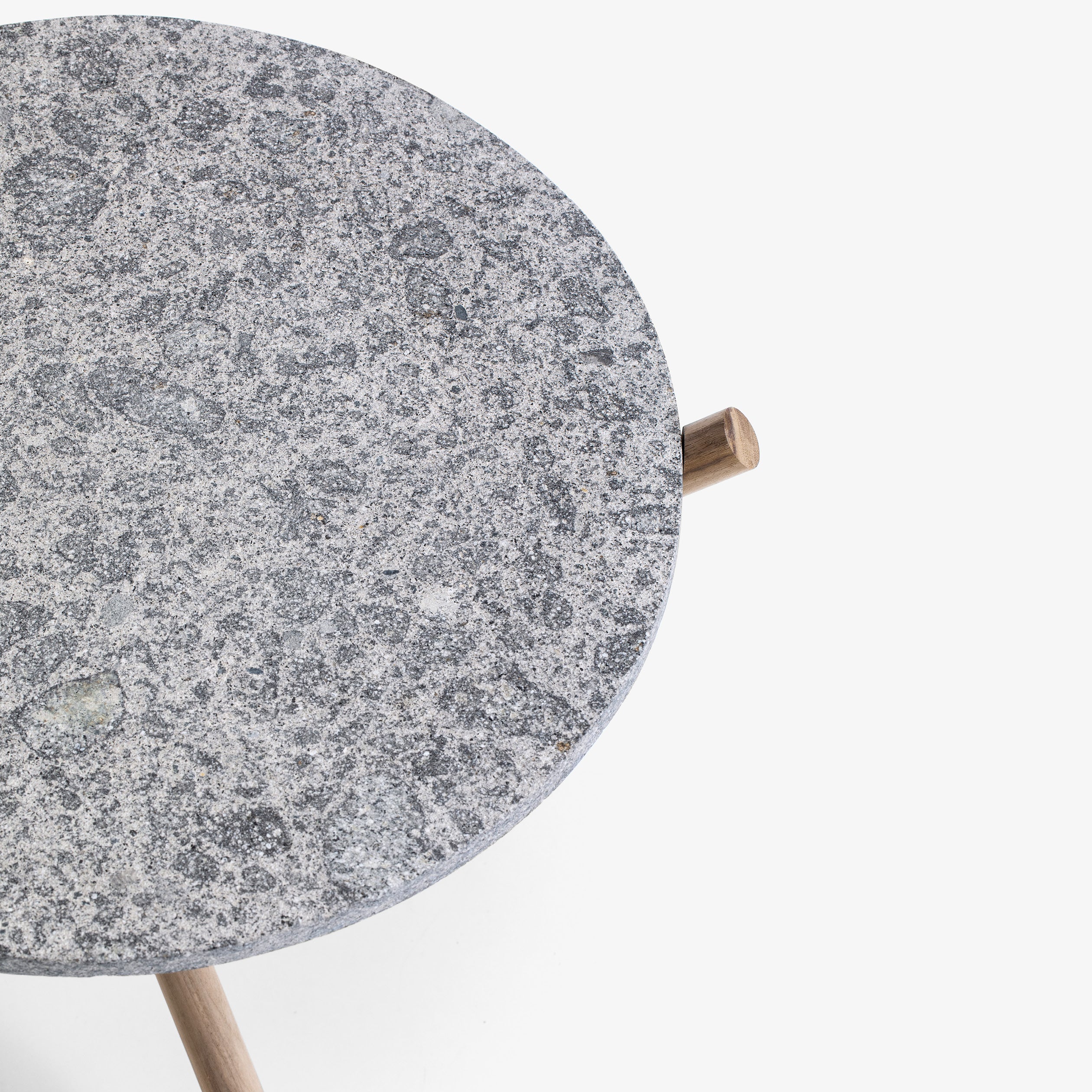 Der robuste Holzboden besteht aus drei ineinandergreifenden Walnussholzleisten, die dem Tisch Stabilität verleihen.