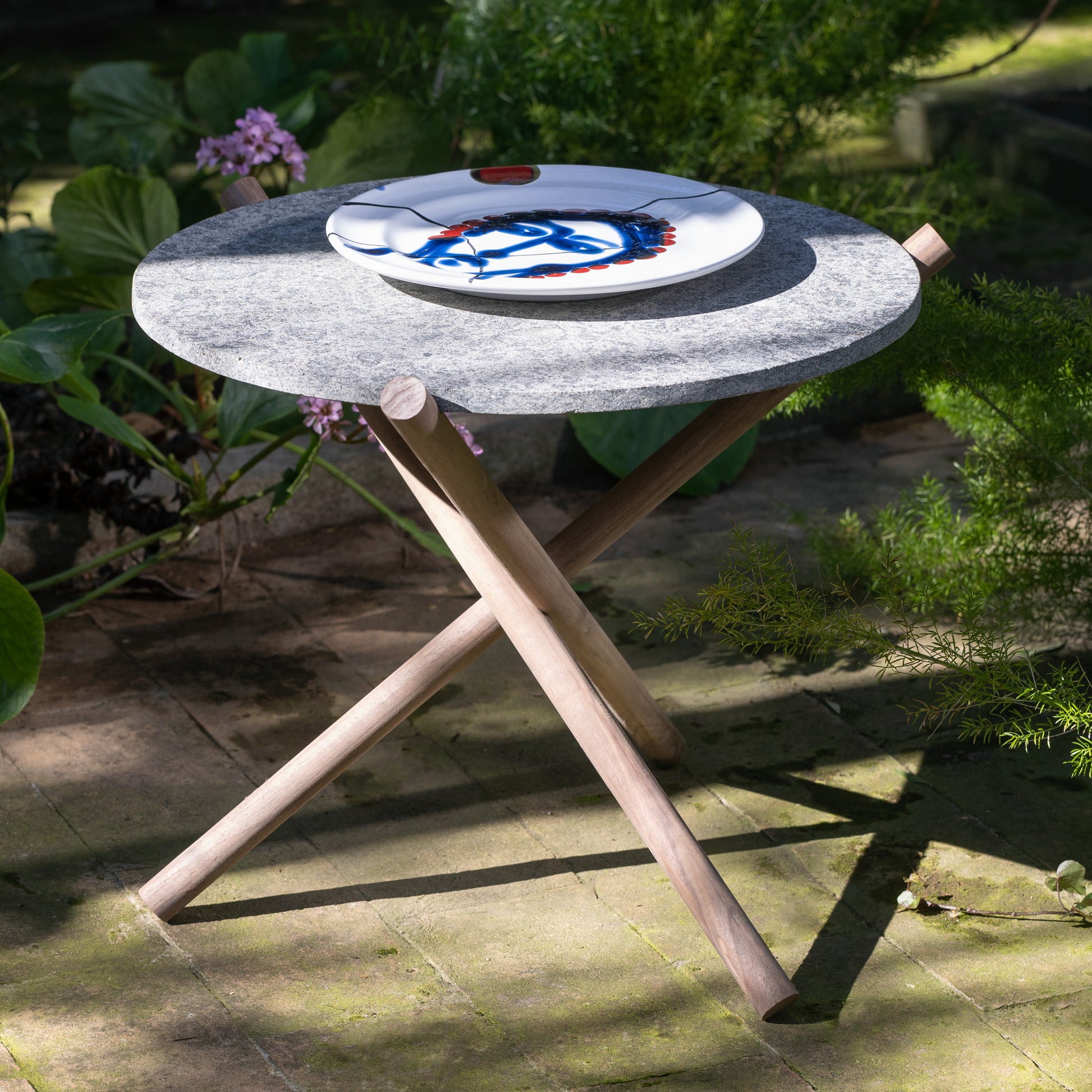 Alle Materialien wurden behandelt, um langlebig und witterungsbeständig zu sein – perfekt für den Einsatz im Innen- und Außenbereich.
