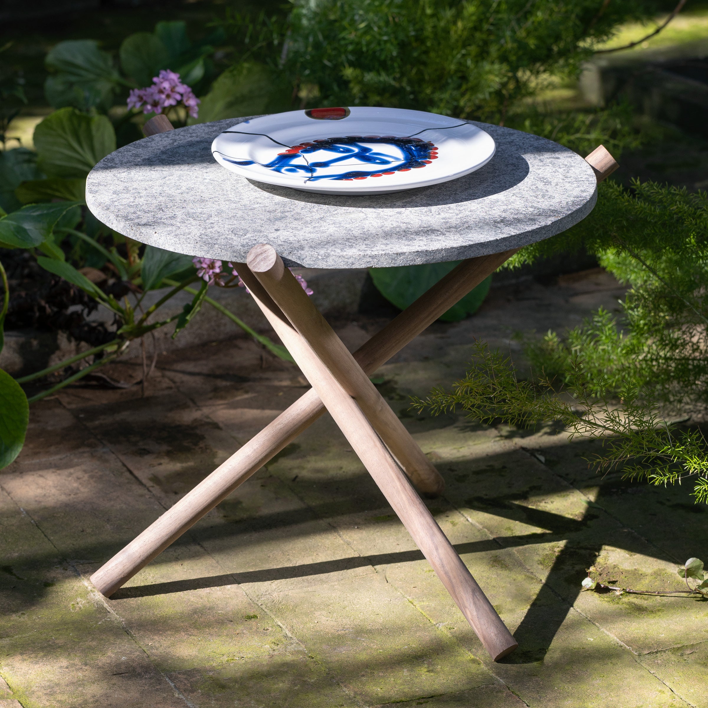 Alle Materialien wurden behandelt, um langlebig und witterungsbeständig zu sein – perfekt für den Einsatz im Innen- und Außenbereich.
