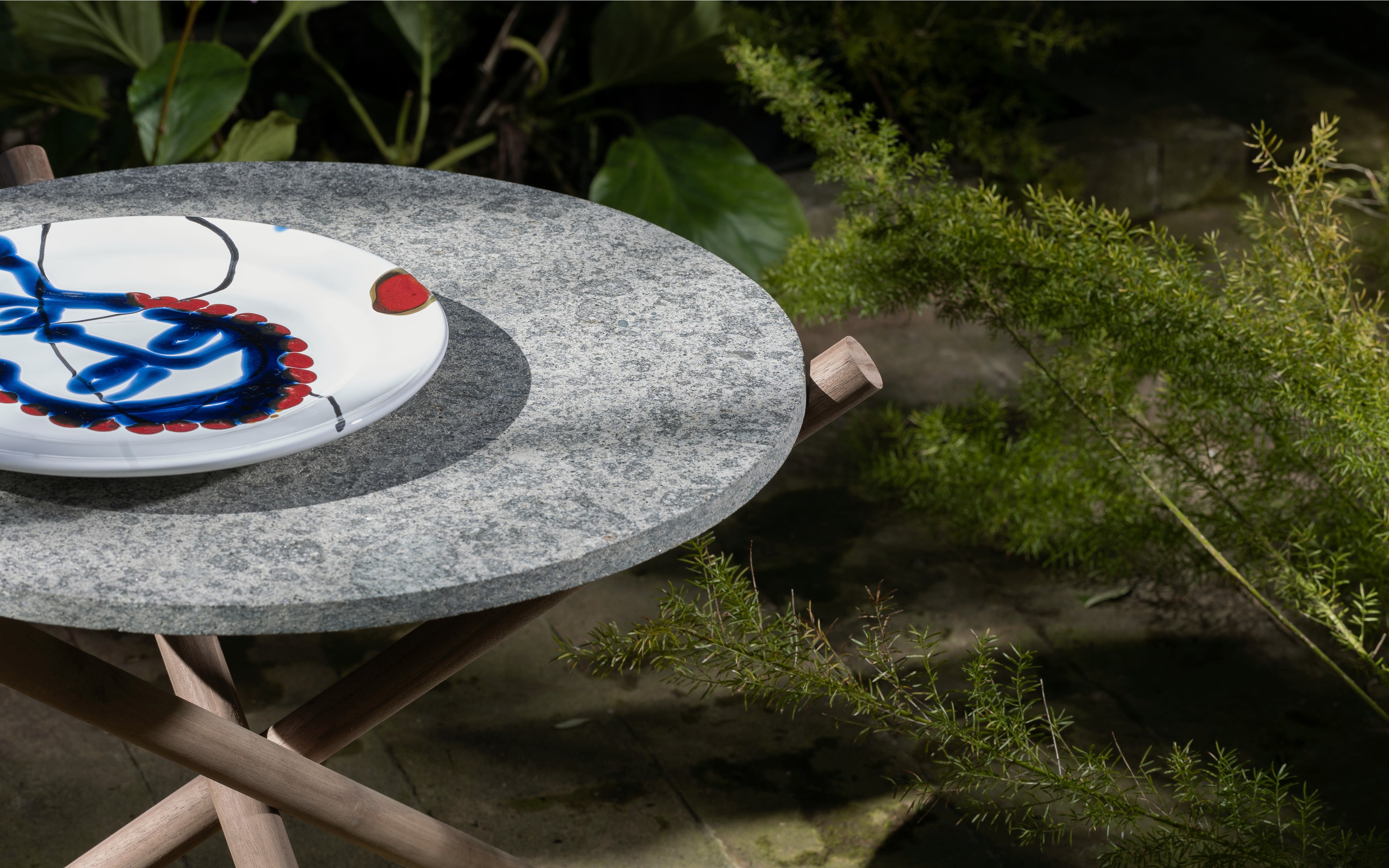 NATURAM By VELTHA® – Runder Beistelltisch aus Canaletto Walnussholz, Travertin und Peperino