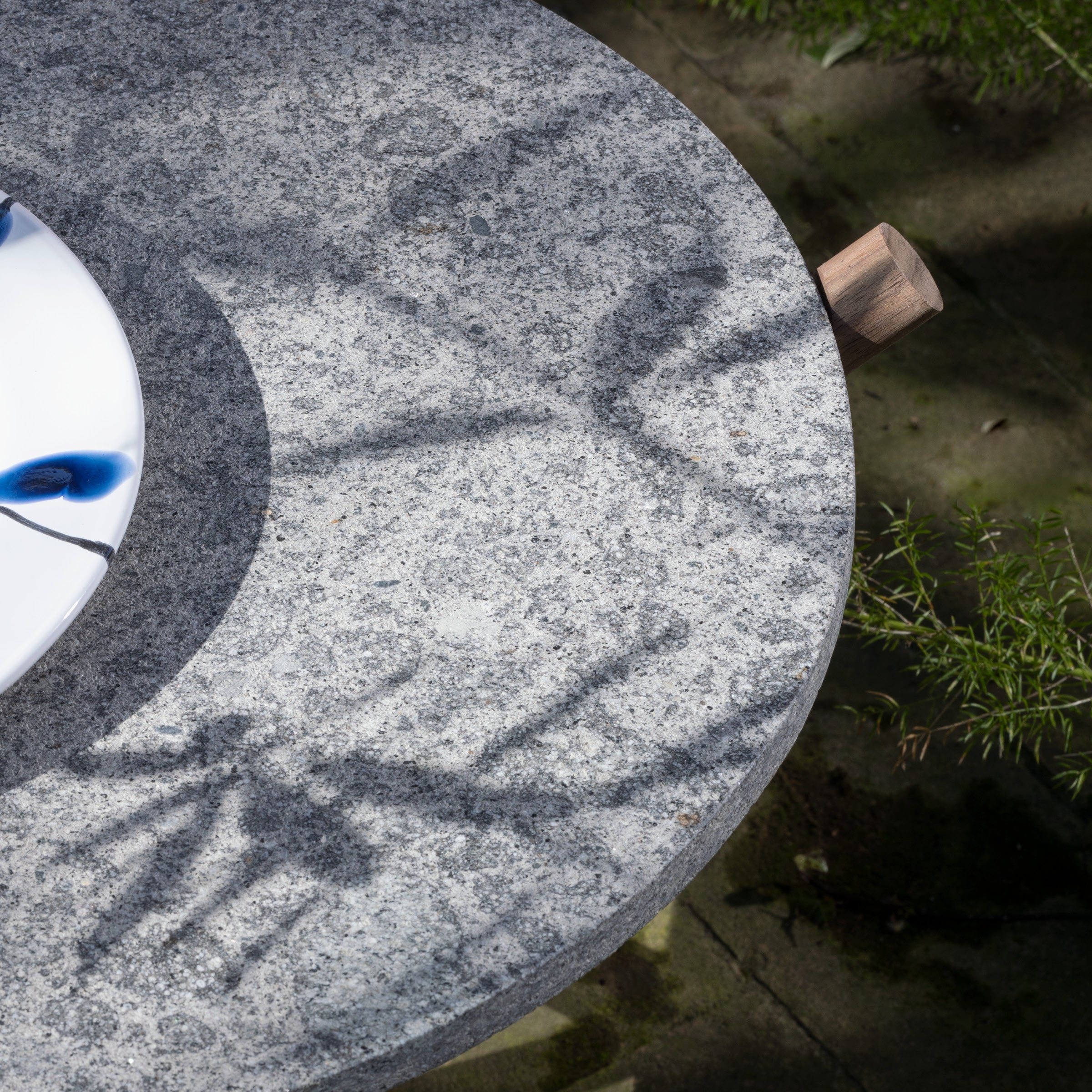 NATURAM By VELTHA® – Runder Beistelltisch aus Canaletto Walnussholz, Travertin und Peperino