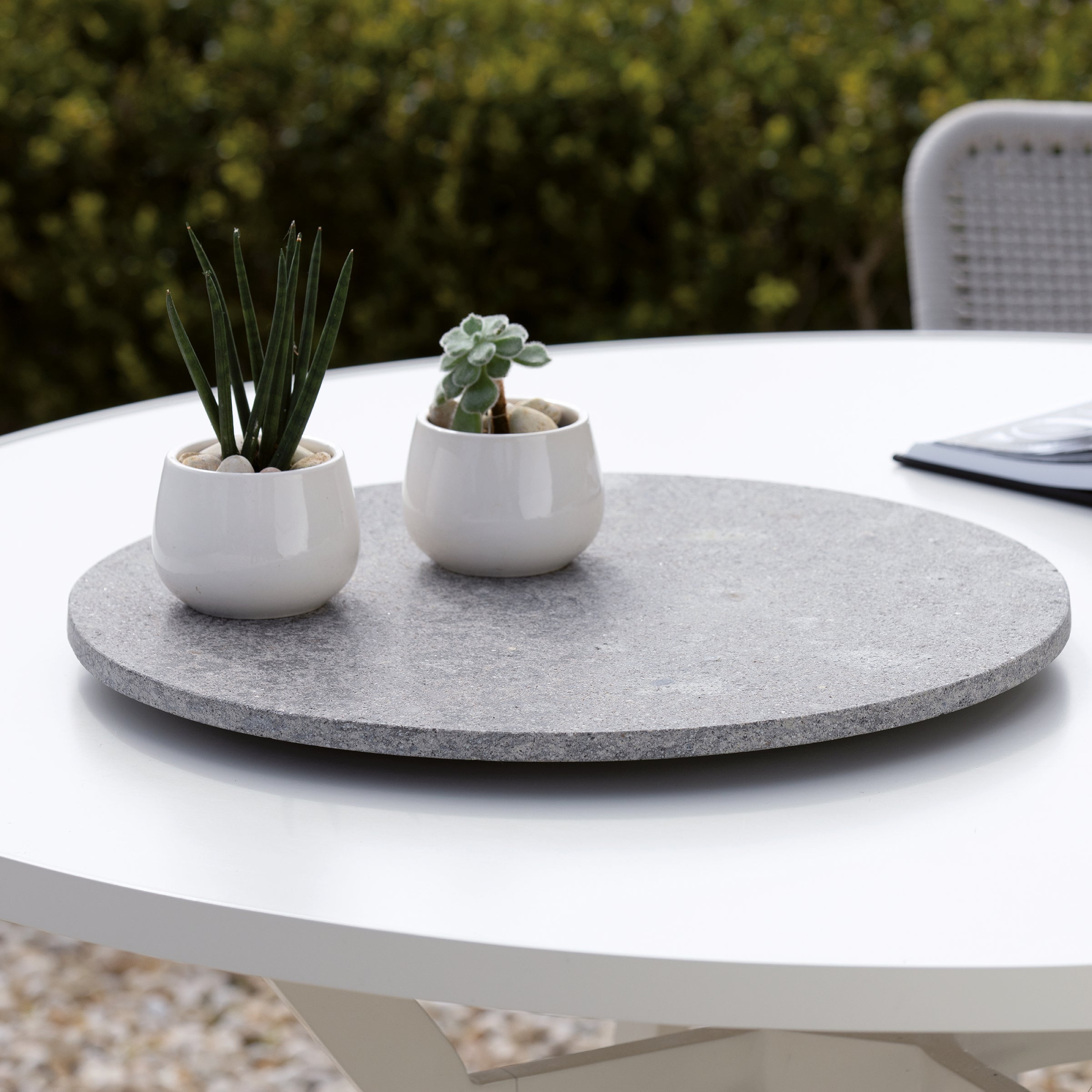 NATURAM By VELTHA® – Runder Beistelltisch aus Canaletto Walnussholz, Travertin und Peperino