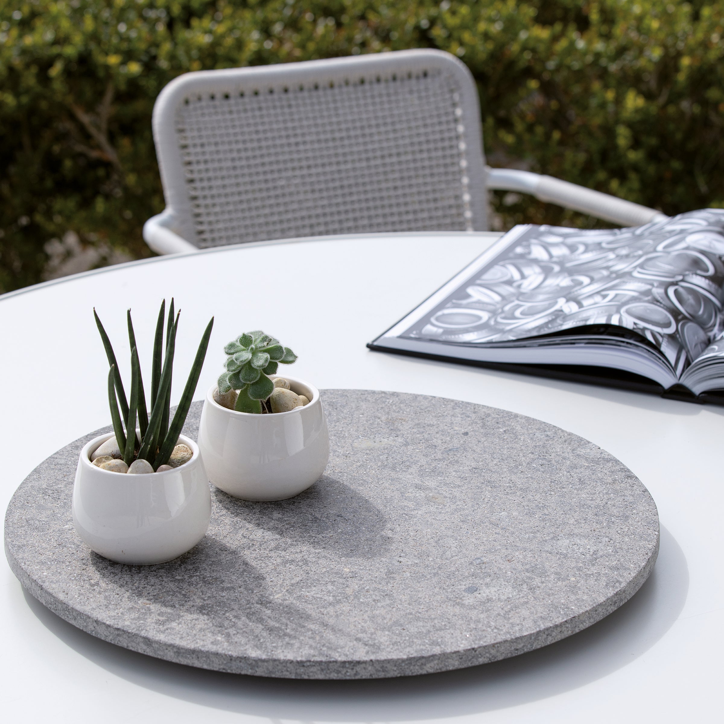 NATURAM By VELTHA® – Runder Beistelltisch aus Canaletto Walnussholz, Travertin und Peperino