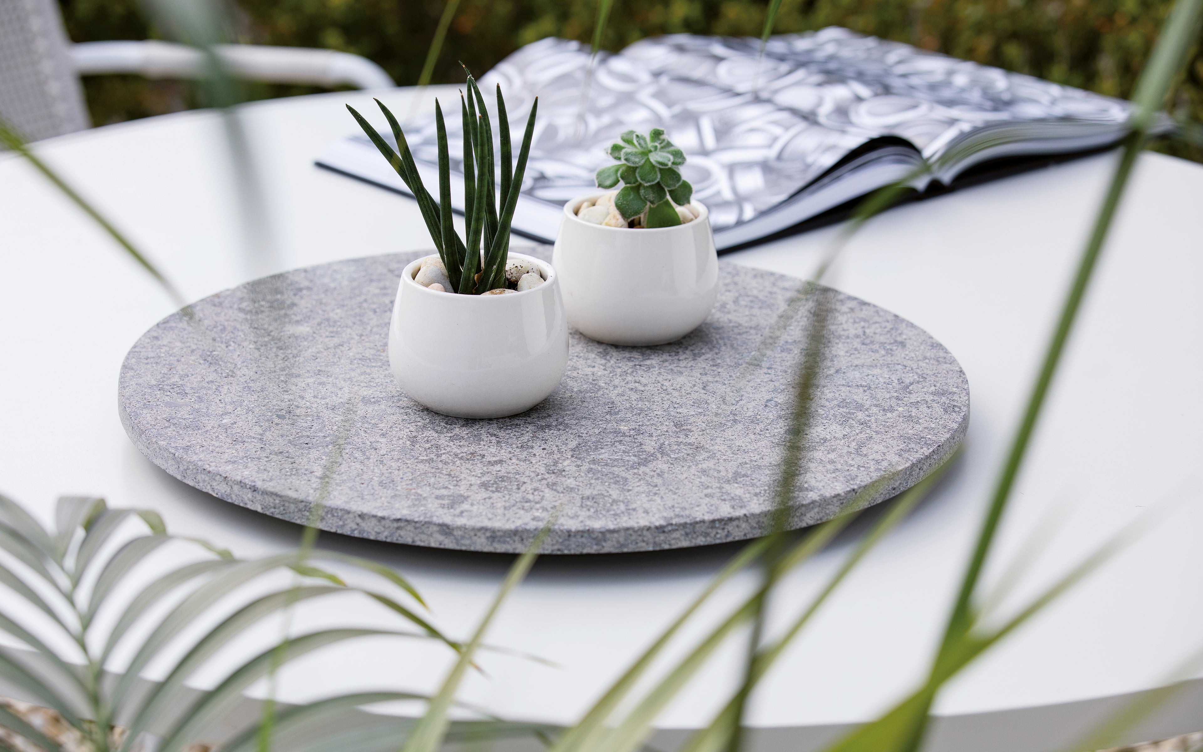 NATURAM By VELTHA® – Runder Beistelltisch aus Canaletto Walnussholz, Travertin und Peperino