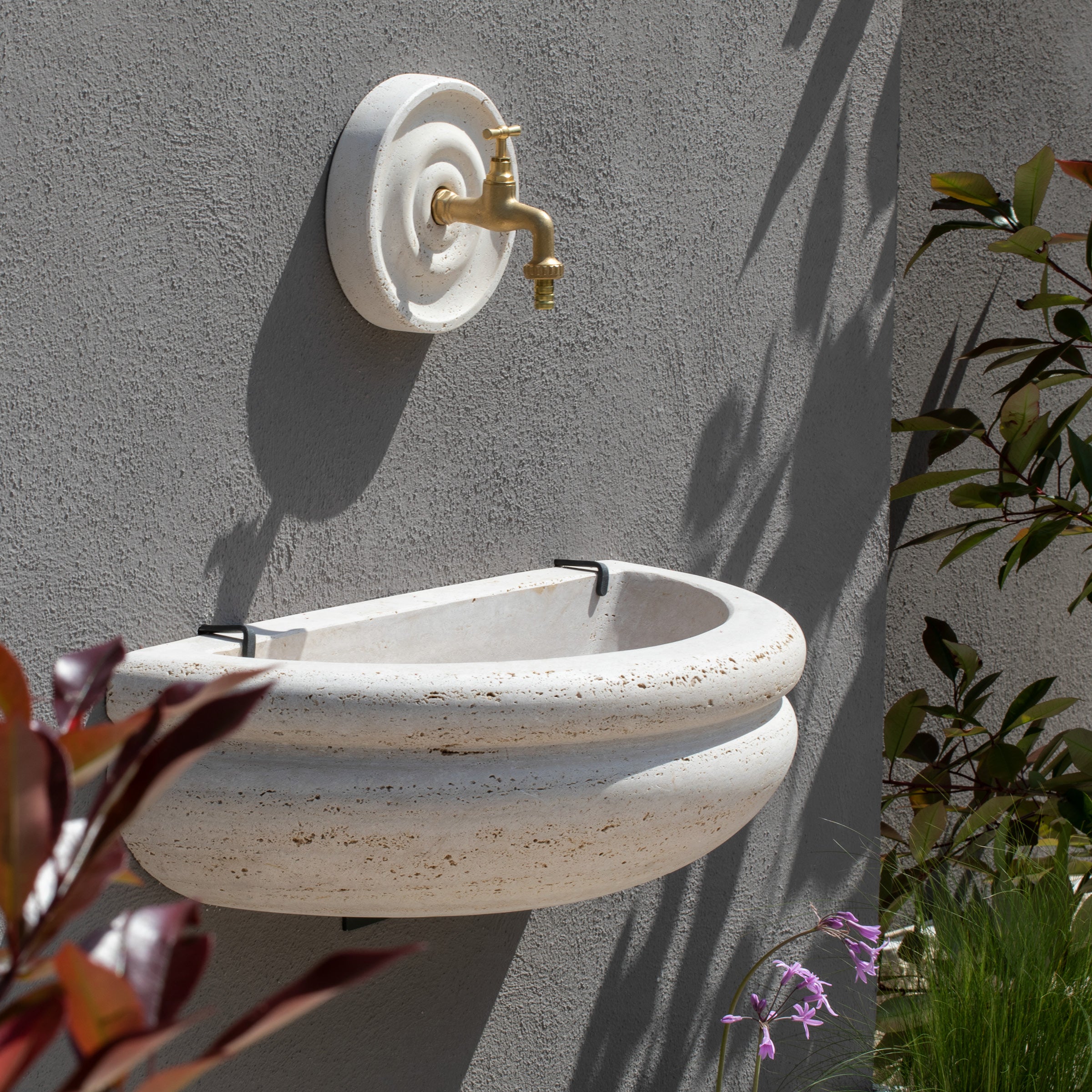 Die Oberfläche des Beckens ist poliert und mit einer wasserabweisenden Beschichtung versehen, die den Stein vor Flecken und Schäden schützt.
