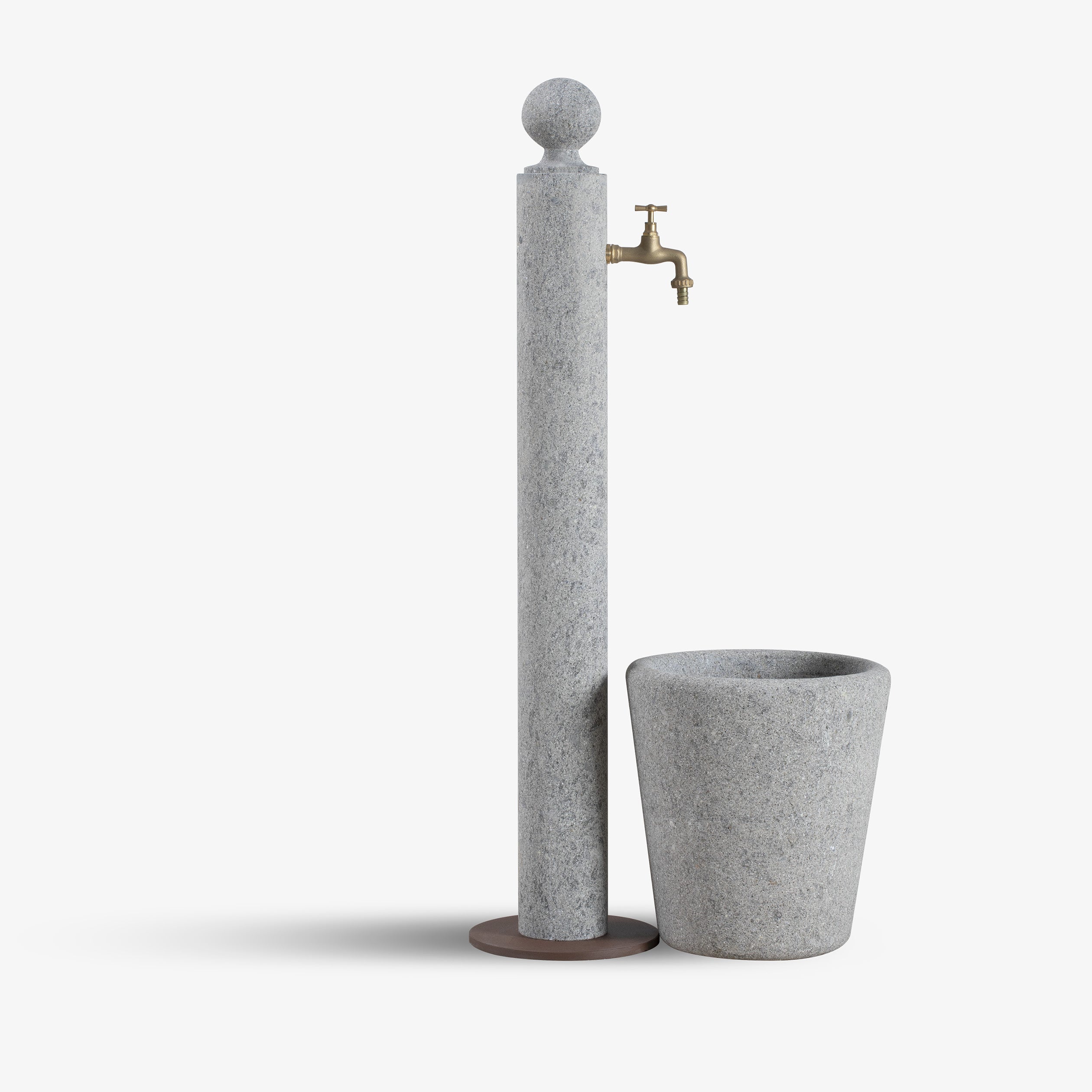 Der NASCOR By VELTHA® ist ein klassischer Brunnen mit Säulenstruktur, der aus dem Naturstein Peperino gefertigt wurde. Seine robuste und wetterbeständige Oberfläche macht ihn ideal für den Außenbereich.
