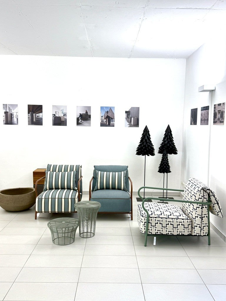 Studio Rostock von Garten-Stuhl: Ausstellung mit Sesseln, Beistelltischen und Pflanzgefäß