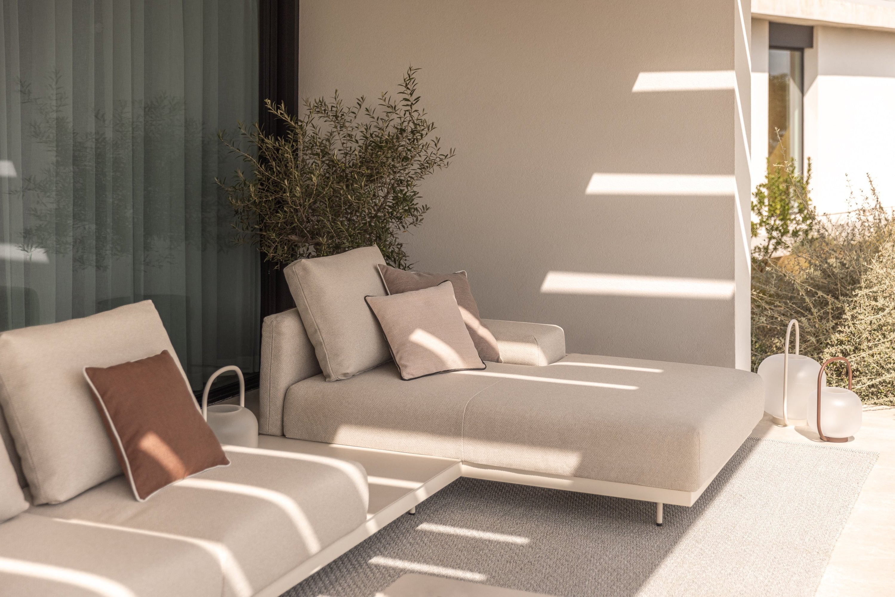 Todus I Dongo Chaiselongue mit niedriger Armlehne links