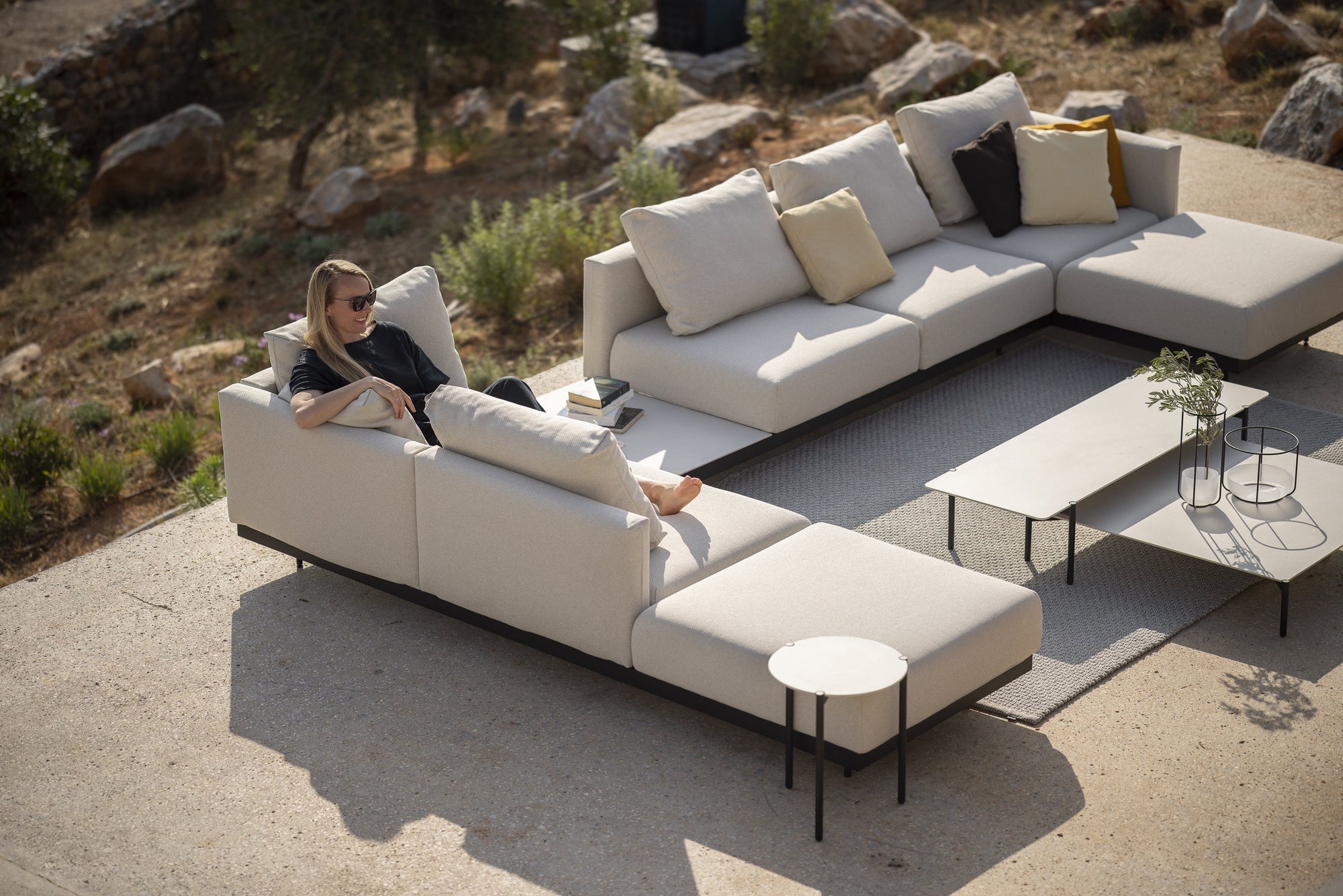 Todus Dongo modular lounge sofa U-shape with table 453/273 cm