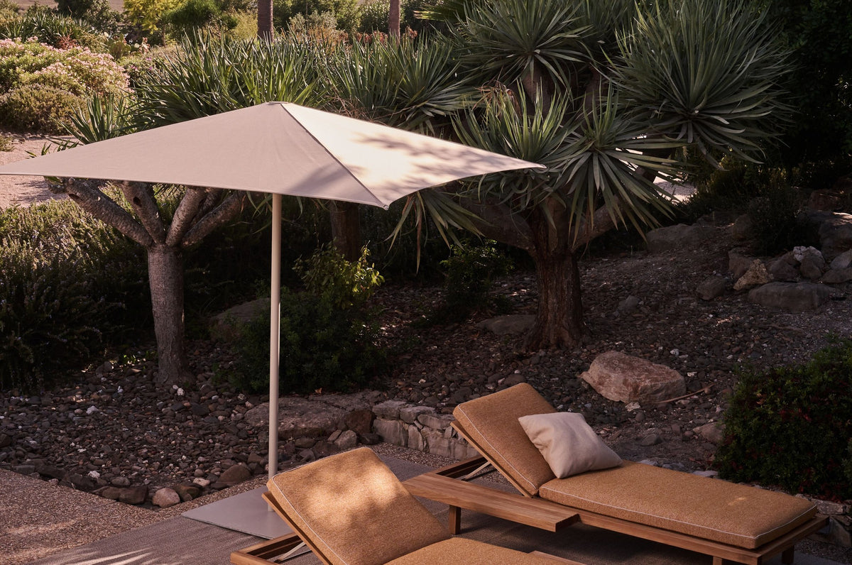 Tribù Verna Sonnenschirm 230 × 230 cm quadratisch über Sonnenliegen im Garten
