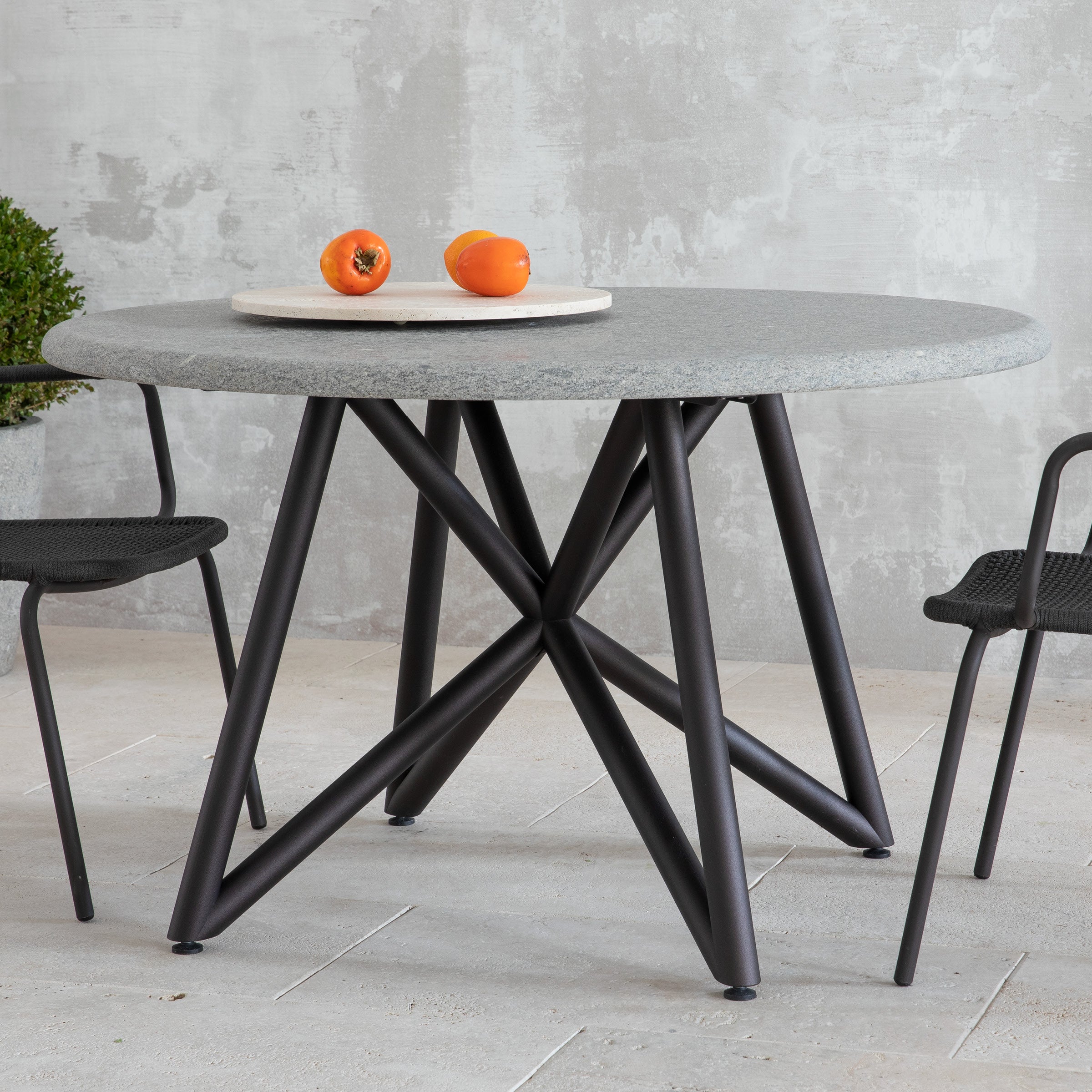 Die Tischbasis besteht aus ineinander verschlungenen Stahlrohren, die in Braun oder Weiß pulverbeschichtet sind.