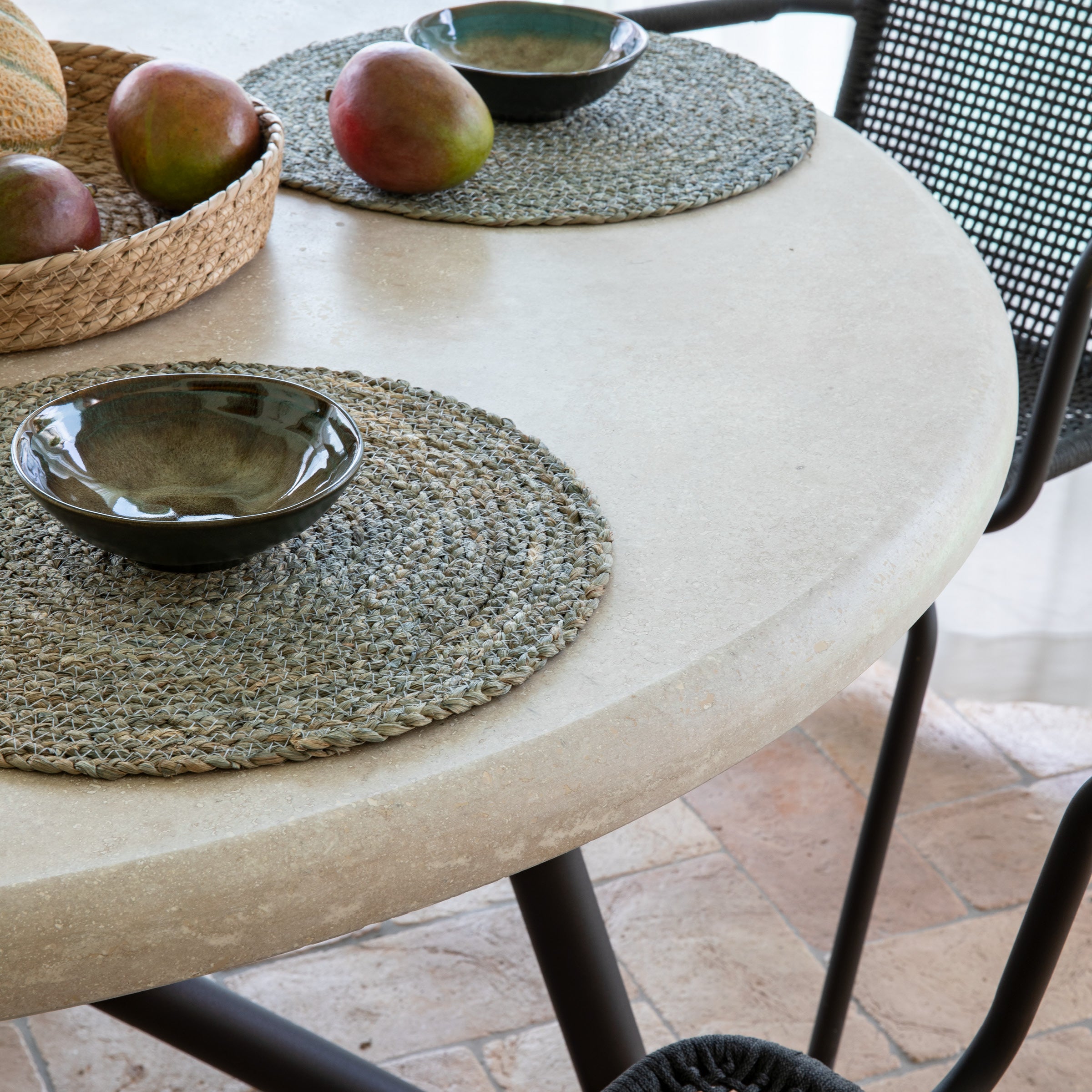UNI By VELTHA® – Naturstein & Stahlrohr Design