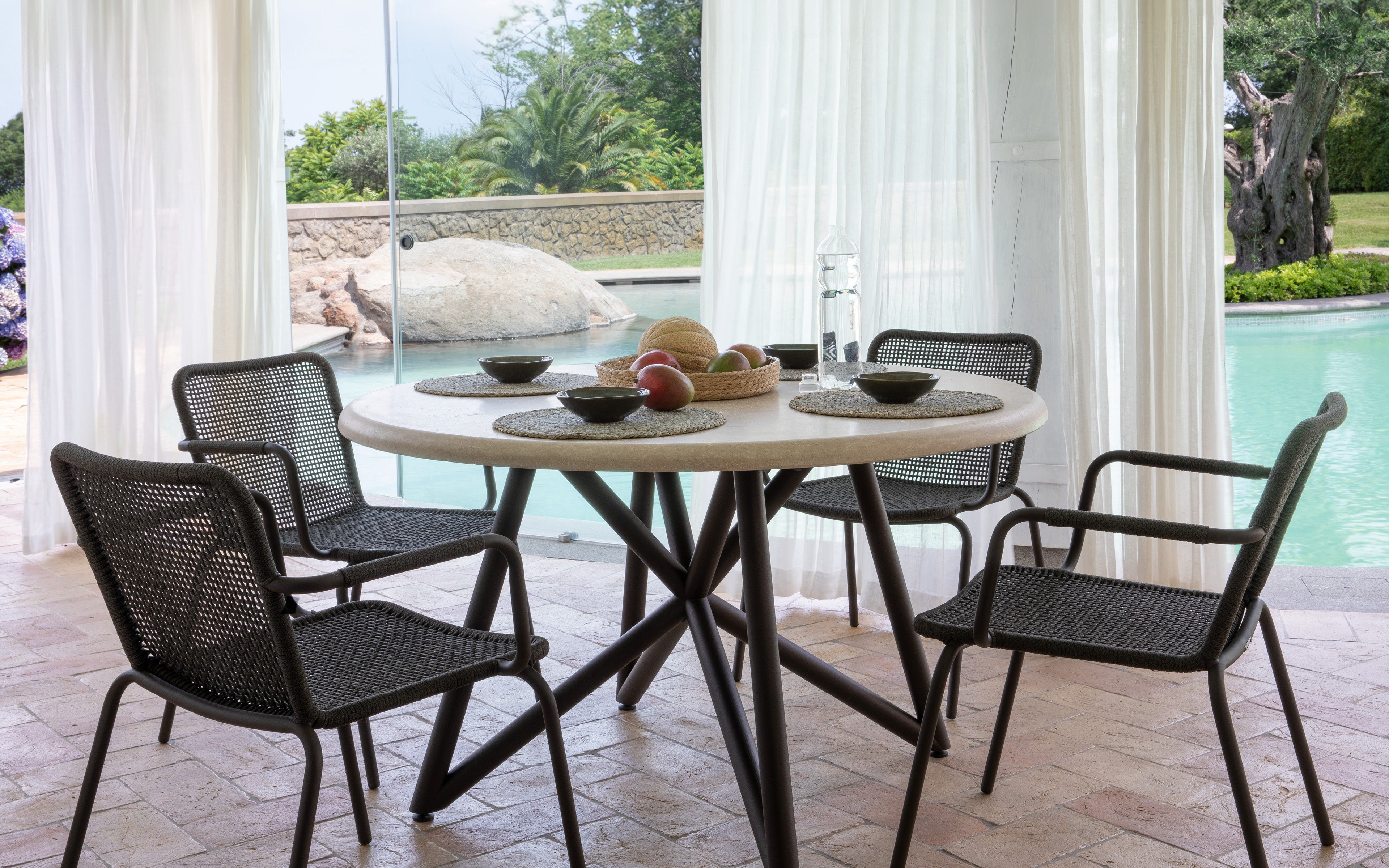UNI By VELTHA® – Naturstein & Stahlrohr Design