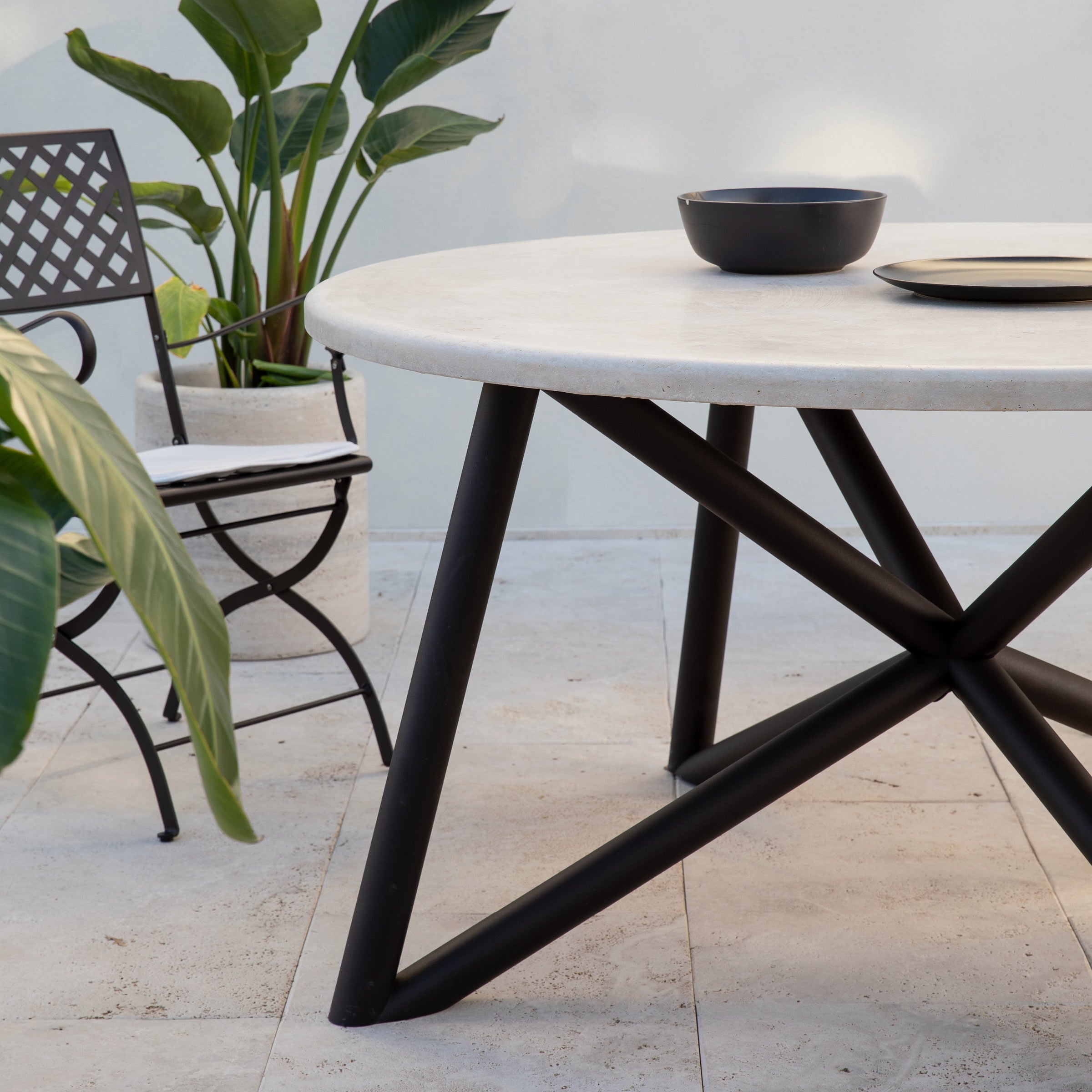 Der Tisch hat einen Durchmesser von 130 cm oder 150 cm, ideal für den Außenbereich.