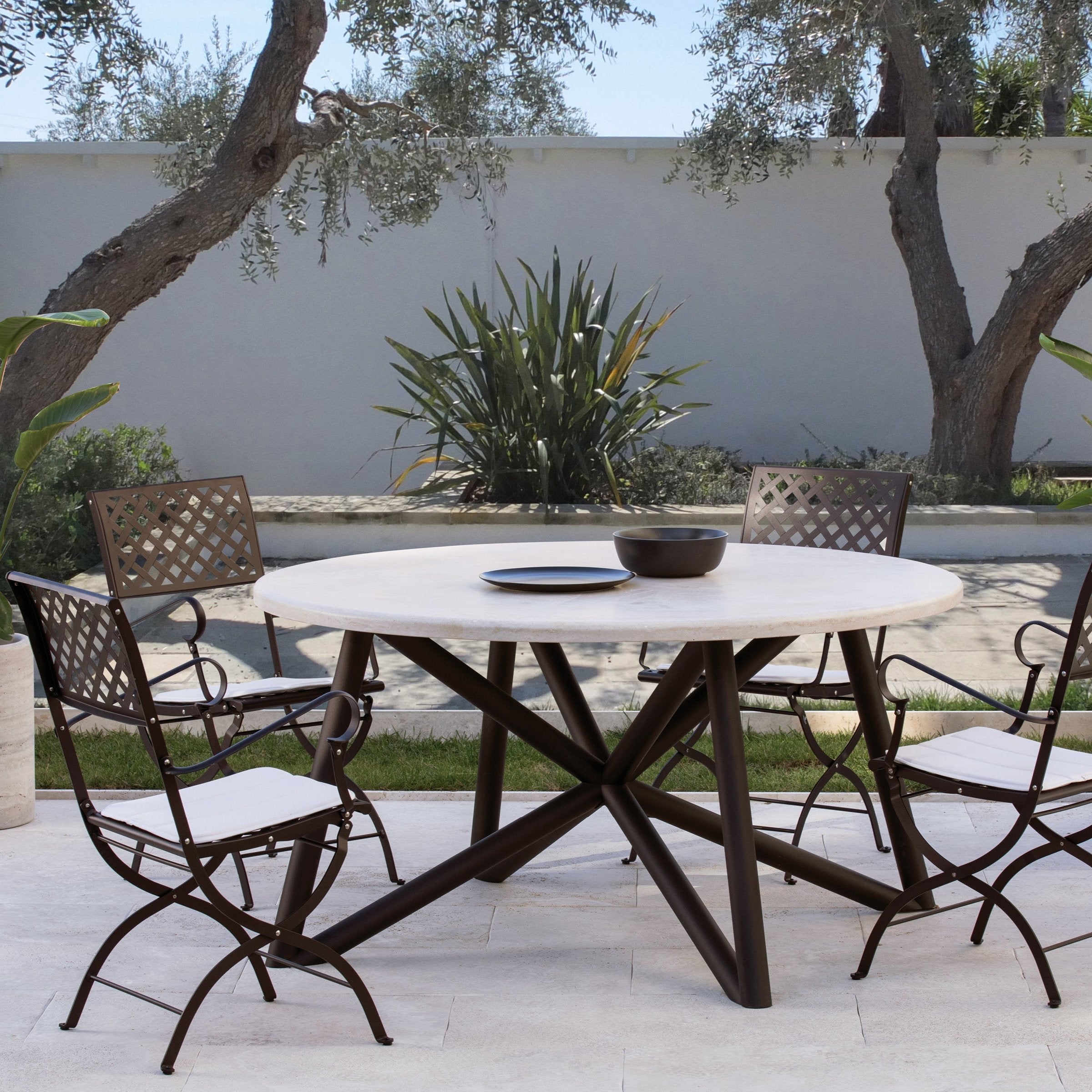 Der UNI Gartentisch ist rund und hat eine Natursteinplatte aus Marmor, Peperino oder Travertin