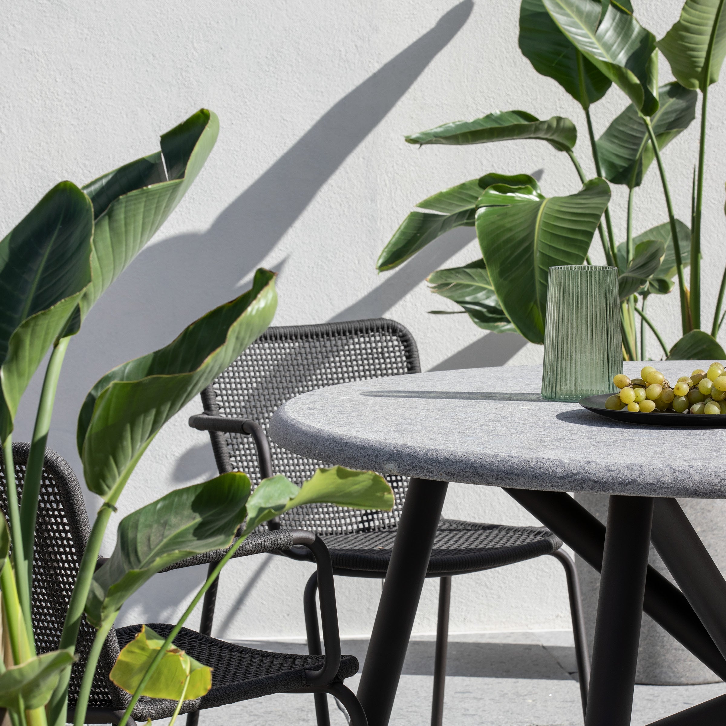 UNI By VELTHA® – Naturstein & Stahlrohr Design