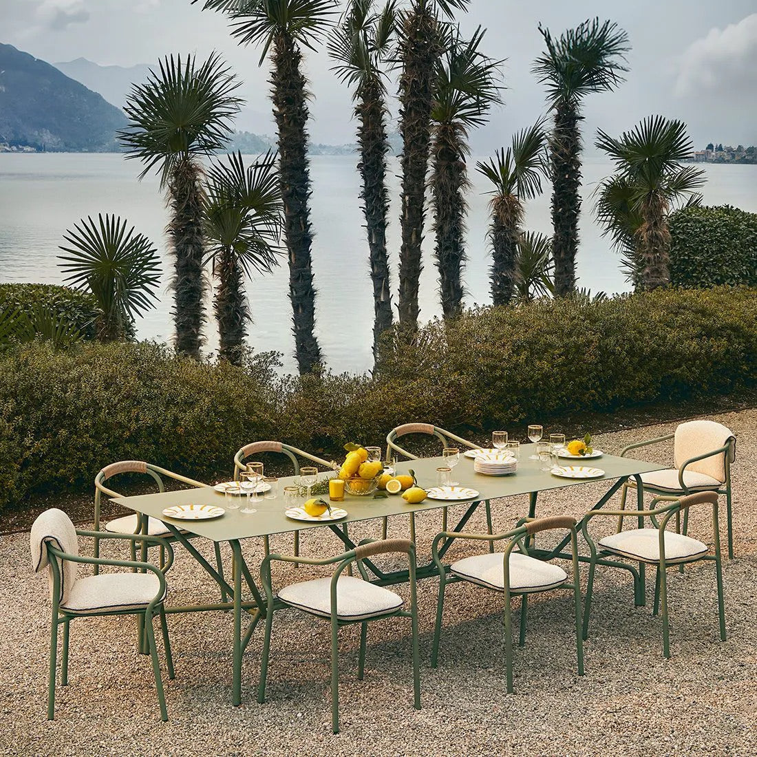 Großer Unopiù Salo Tisch auf moderner Terrasse
