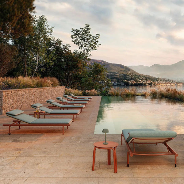 Unopiù Salo Beistelltisch rund Ø 45 cm auf moderner Terrasse mit Sonnenliegen.