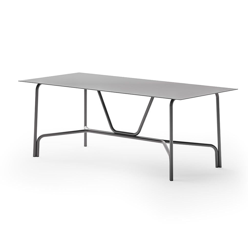 Feinsteinzeug-Tischplatte bei direkter Sonneneinstrahlung
