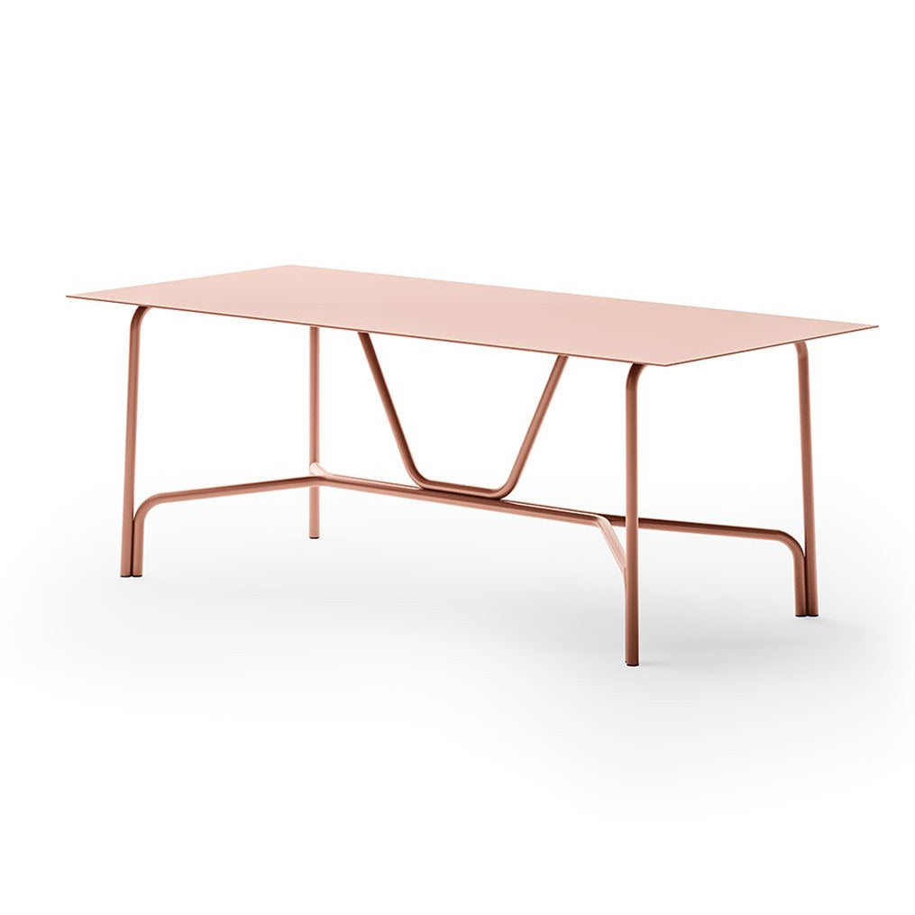 Detailaufnahme der Terracotta-Struktur am Tischgestell
