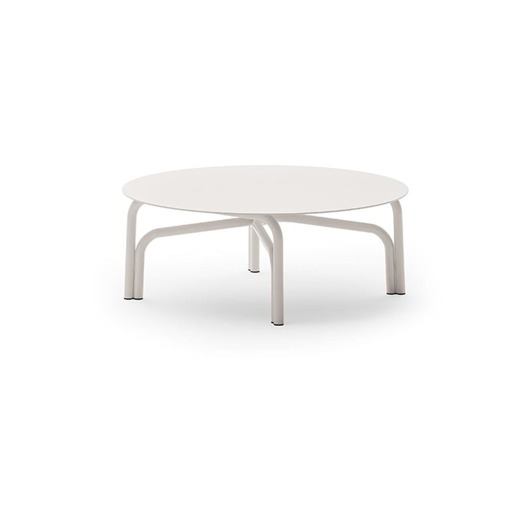 Detailaufnahme der Tischoberfläche und des Aluminiumgestells vom Salo Loungetisch