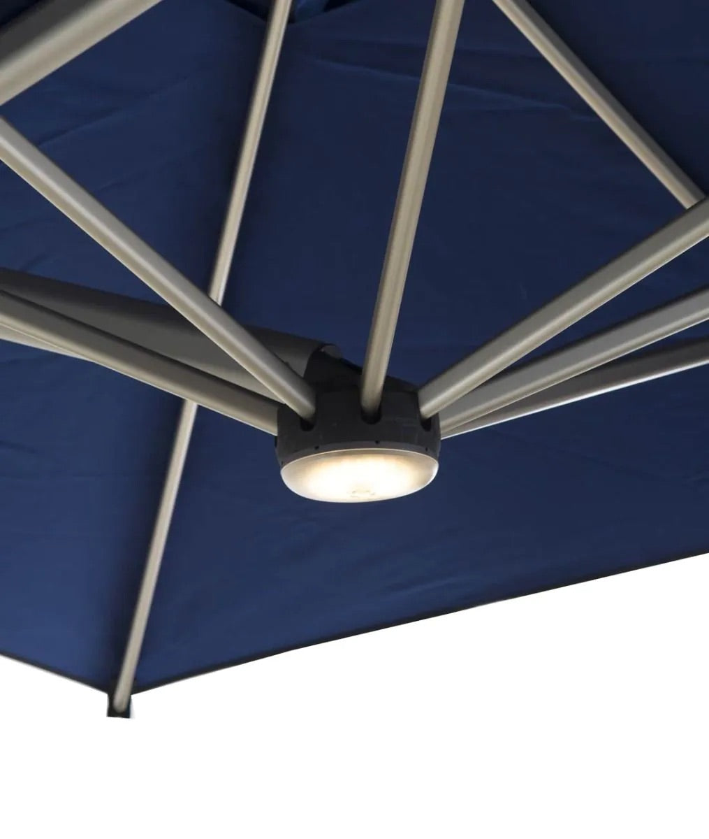 Unopiù Levante Sonnenschirm marineblau mit abendlicher LED-Beleuchtung