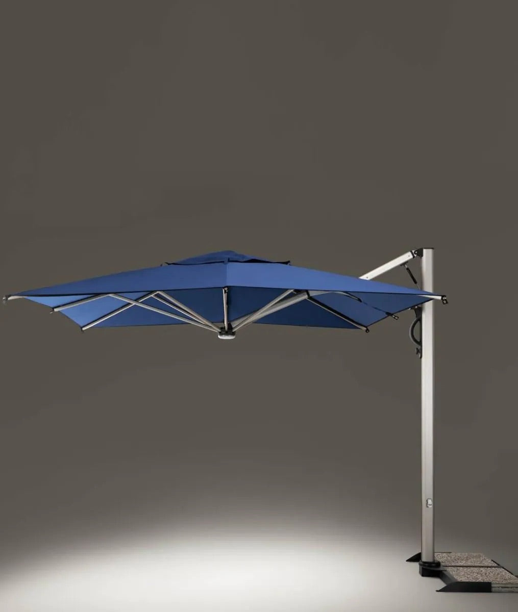 Unopiù Levante Sonnenschirm marineblau mit optionaler LED-Beleuchtung auf Terrasse