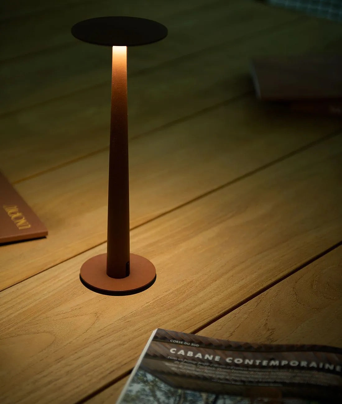 Detailansicht des handgewebten Rattan-Schirms der wetterfesten Portofino Außenleuchte, zeigt hochwertige Verarbeitung und dimmbare LED-Beleuchtung.