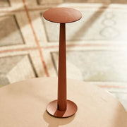 Portofino Tischlampe von Unopiu – Gesamtansicht auf weißem Hintergrund mit Rattan-Schirm und Basis, perfekt für Außenbereiche wie Terrasse oder Garten.