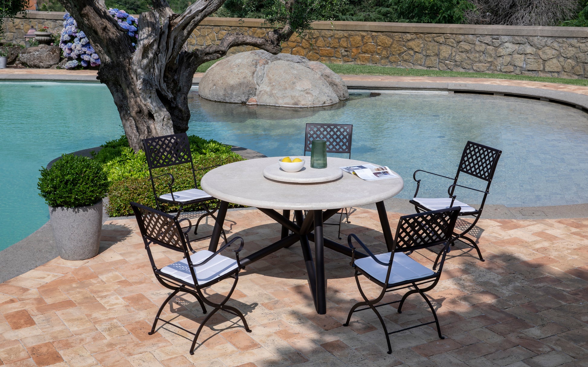 Detailaufnahme der braunen, verzinkten Stahlbasis des HERMU Tisches, die sich durch ihre Stabilität und Witterungsbeständigkeit auszeichnet.