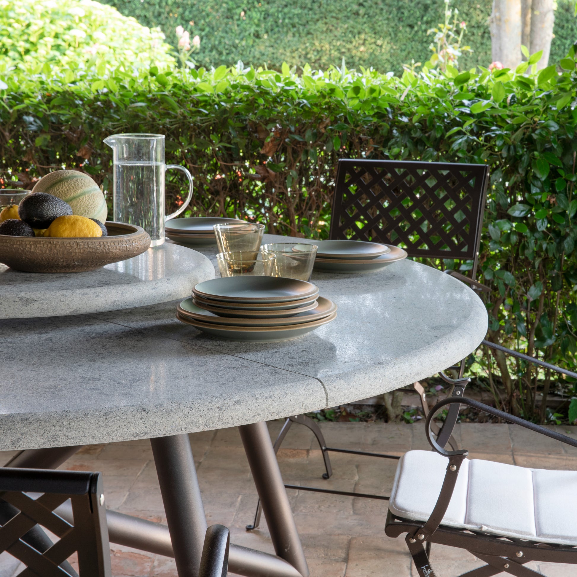 Nahaufnahme der drehbaren Lazy Susan des HERMU Gartentisches, die den Komfort bei geselligen Runden erhöht.