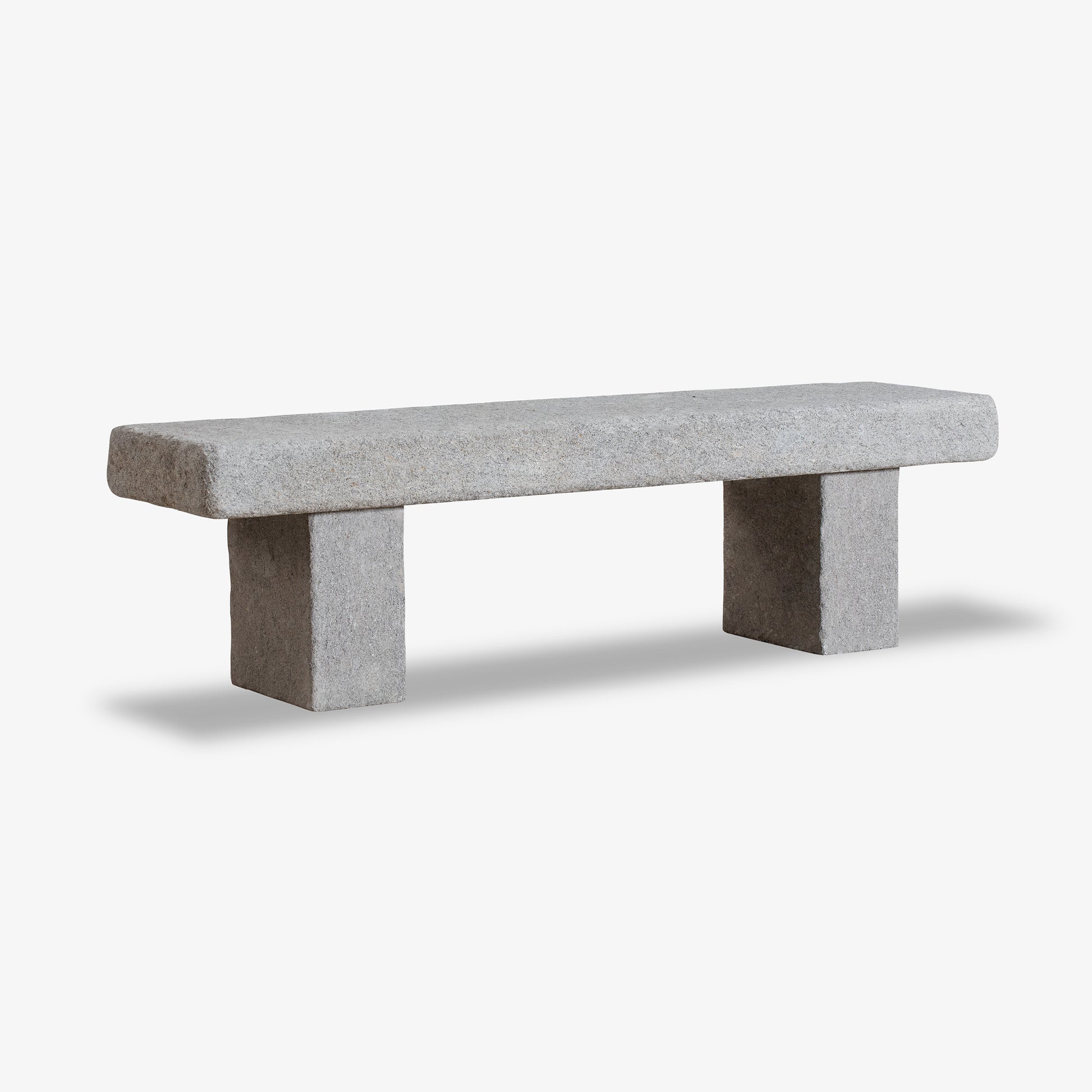 Der Stein fühlt sich kühl und fest an, während die Basis für Stabilität und Balance sorgt.
