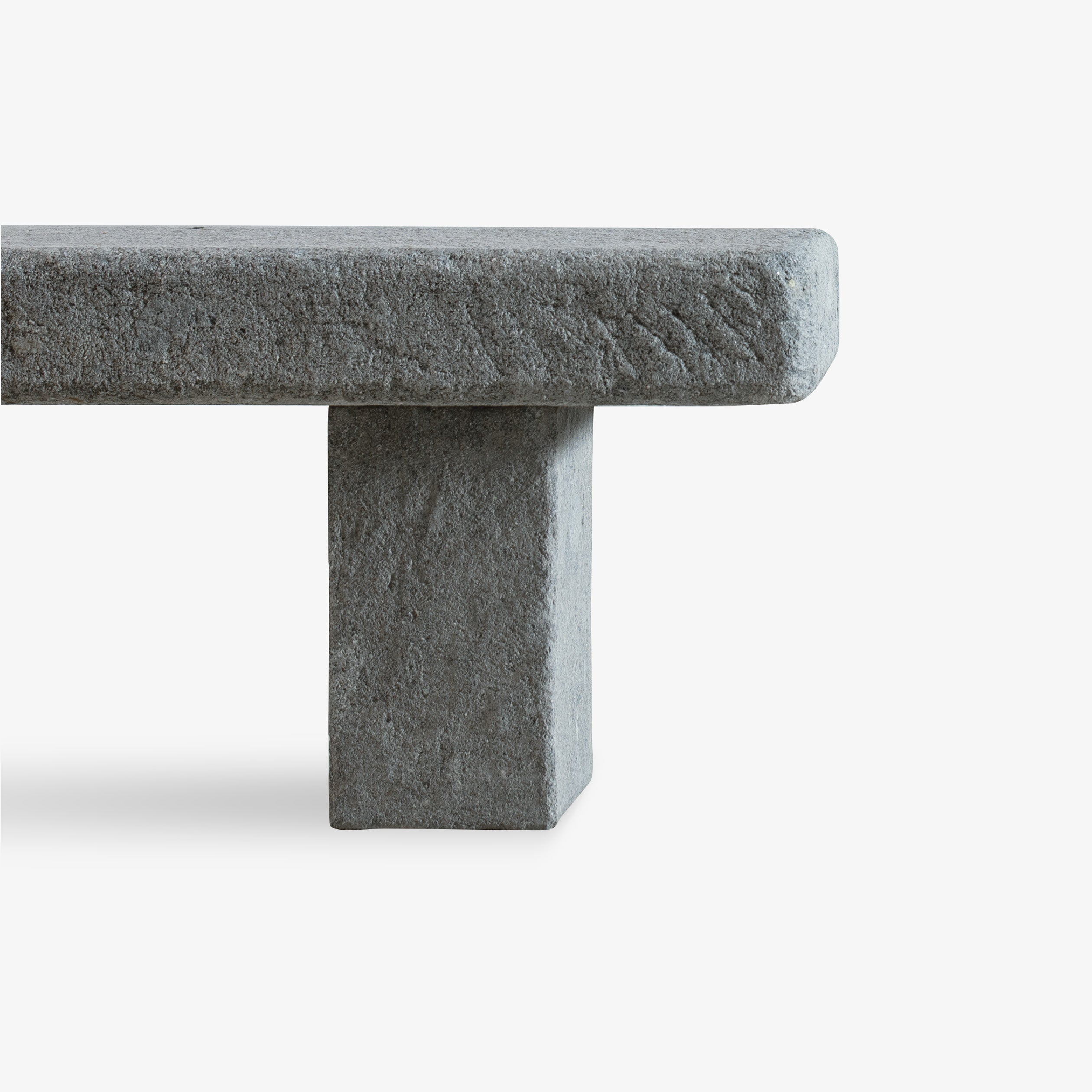 Die verwendeten Materialien, Peperino und Travertin, sind langlebig und für den Außenbereich geeignet.