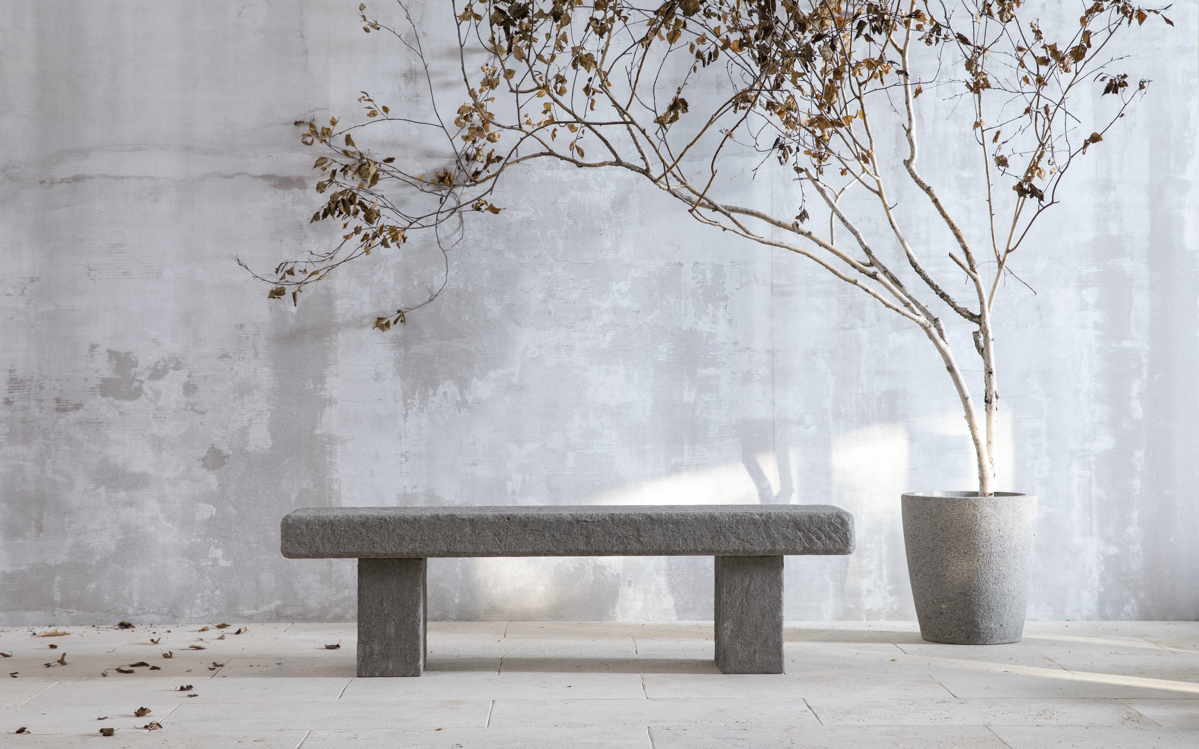 Sitzbank Vicum By VELTHA® – Natursteinbank aus Peperino oder Travertin