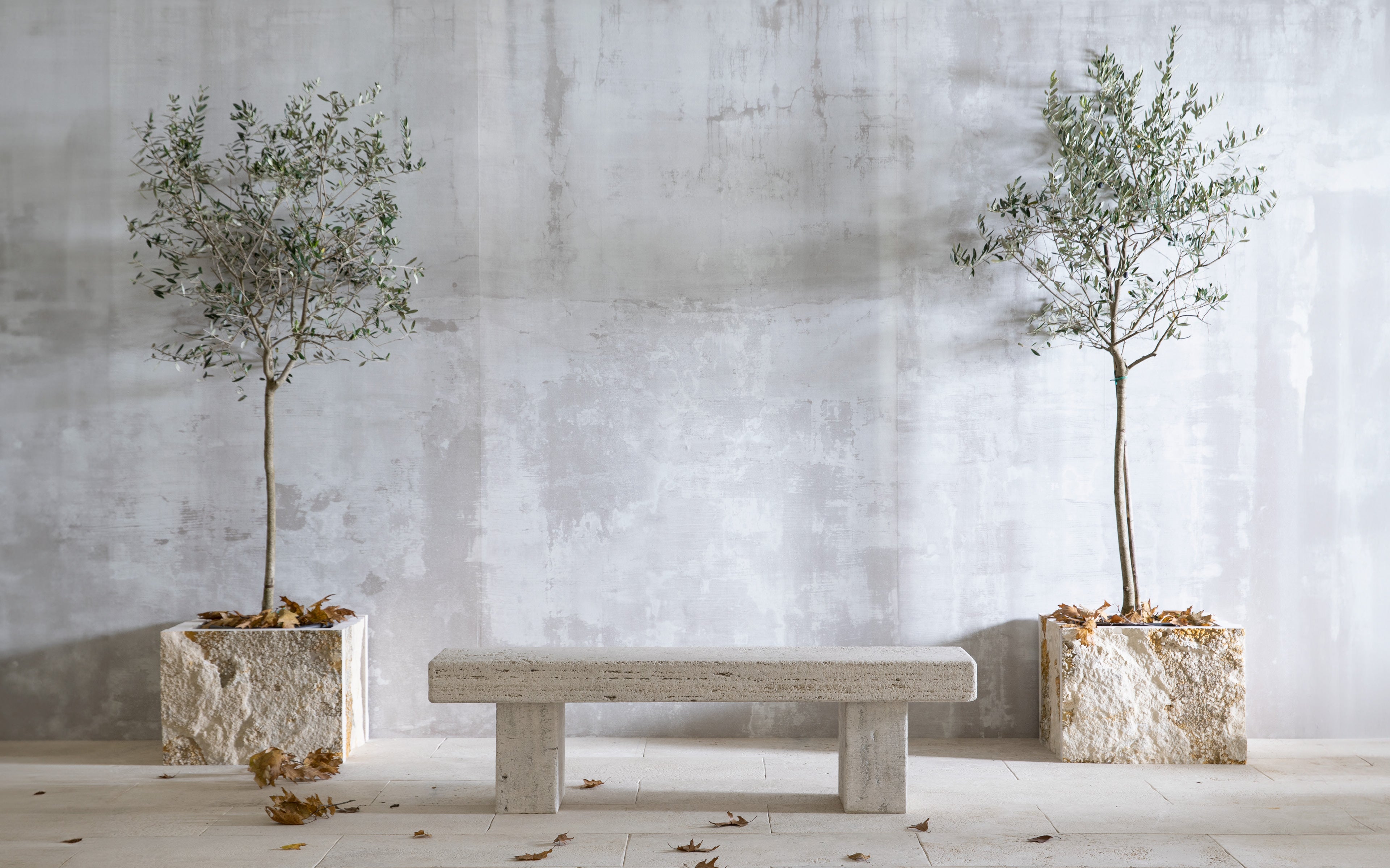 Sitzbank Vicum By VELTHA® – Natursteinbank aus Peperino oder Travertin